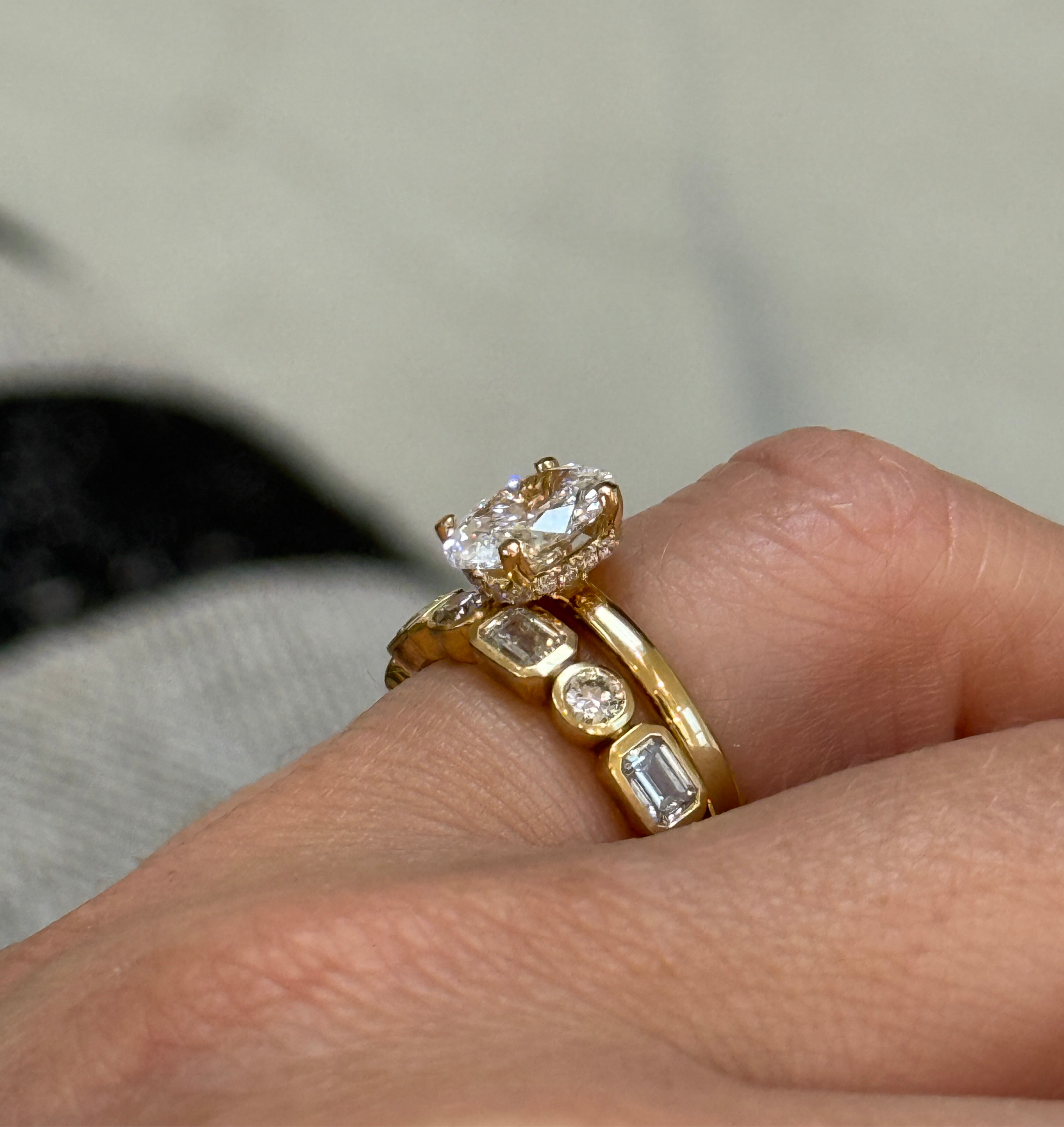 Verlobungsring ovaler Diamant Krappenfassung