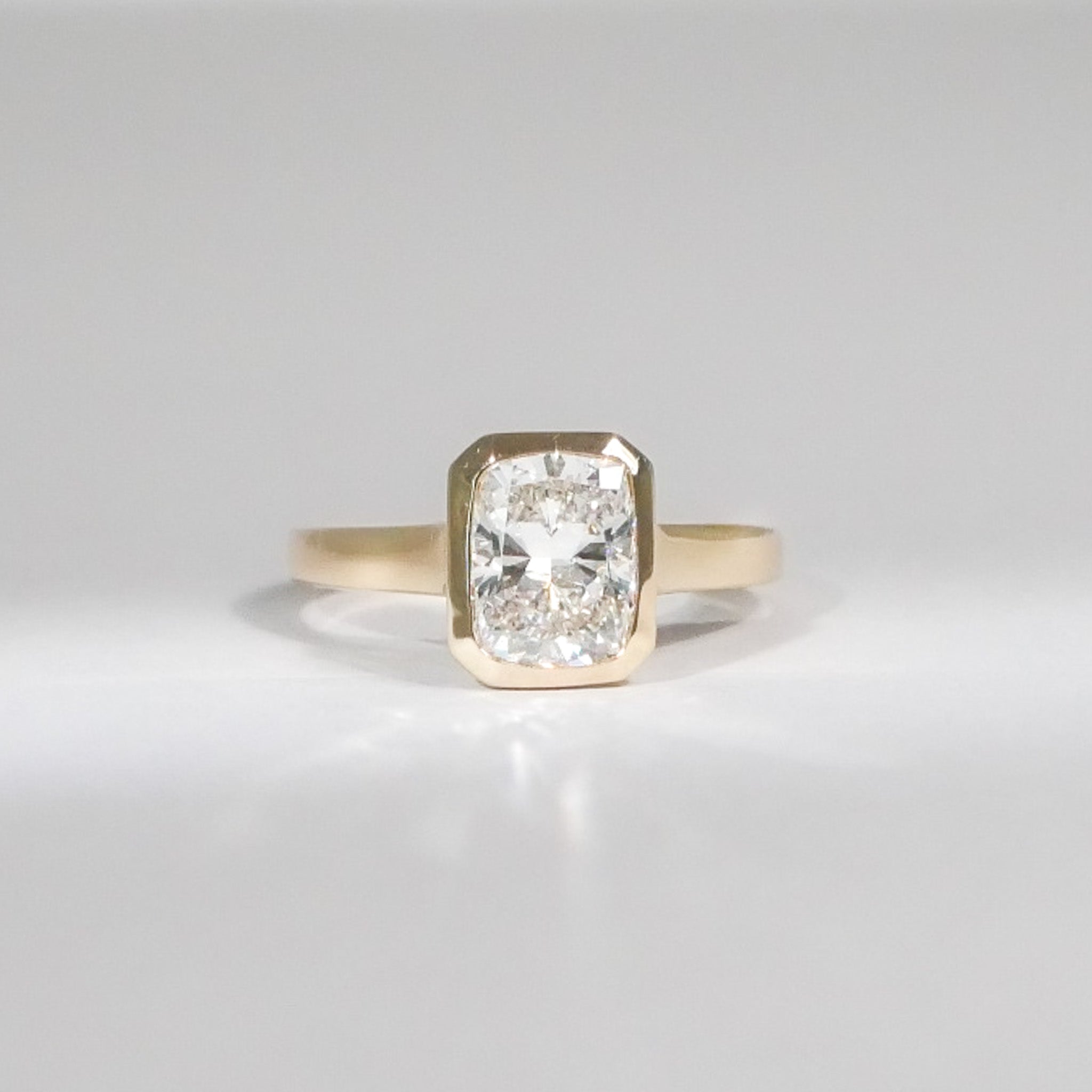 Elongated Cushion Cut Diamant Ring 18KT