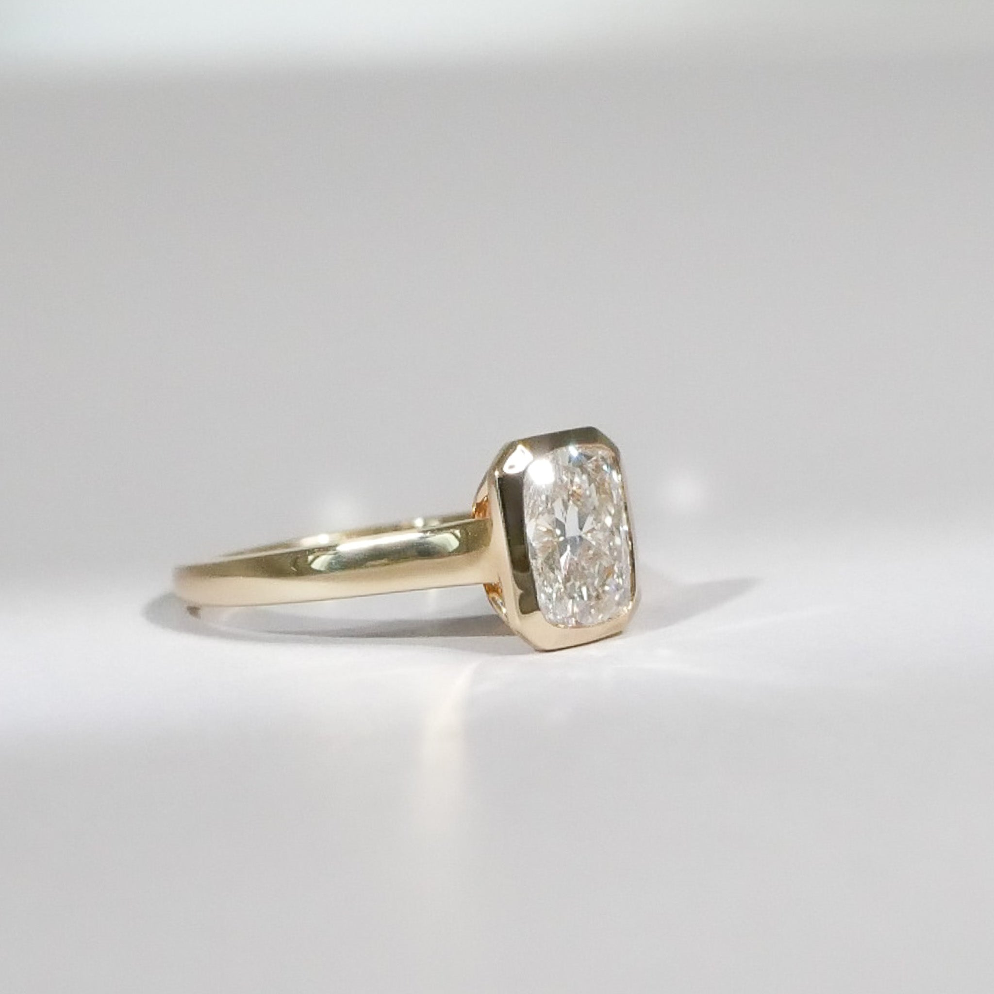 Elongated Cushion Cut Diamant Ring 18KT