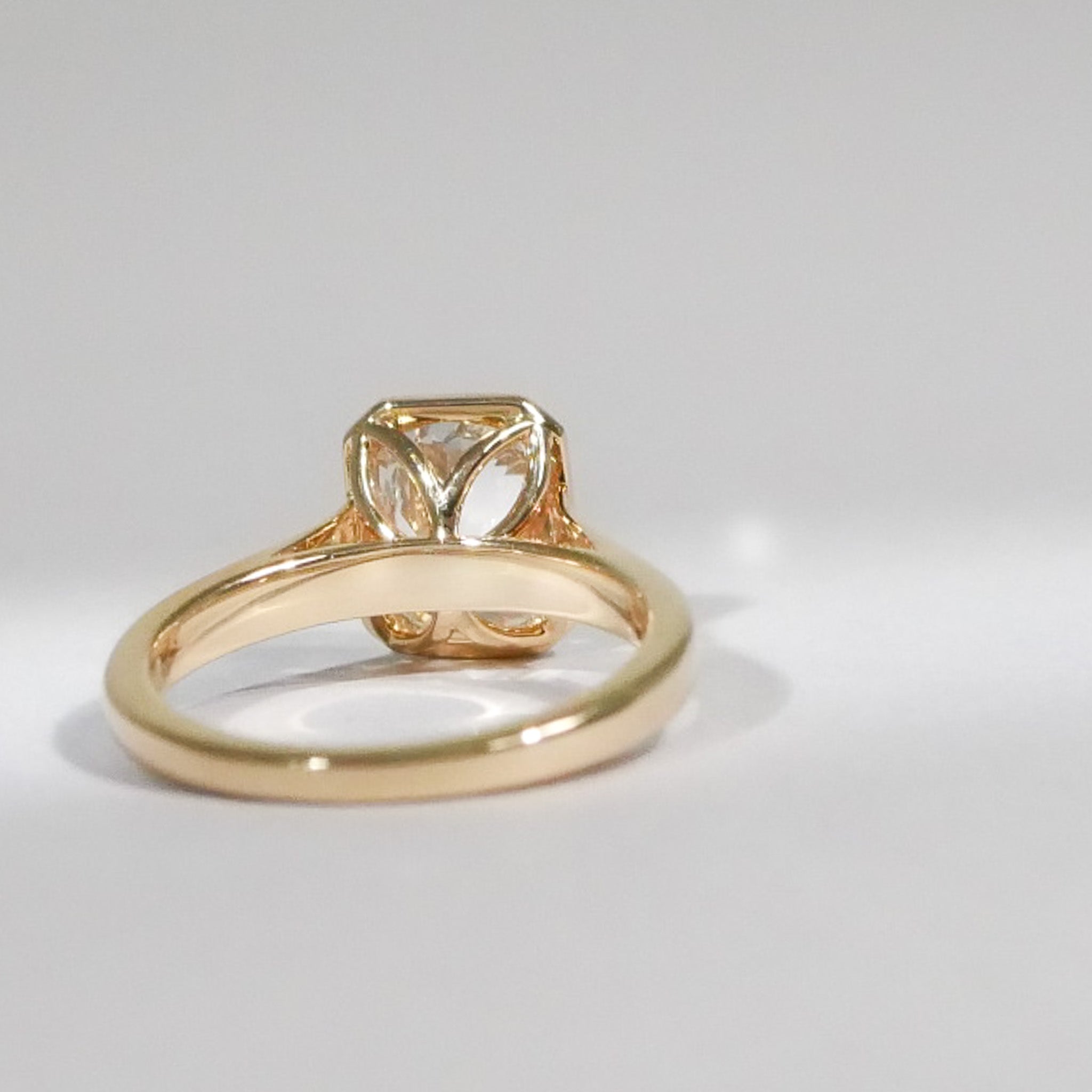 Elongated Cushion Cut Diamant Ring 18KT