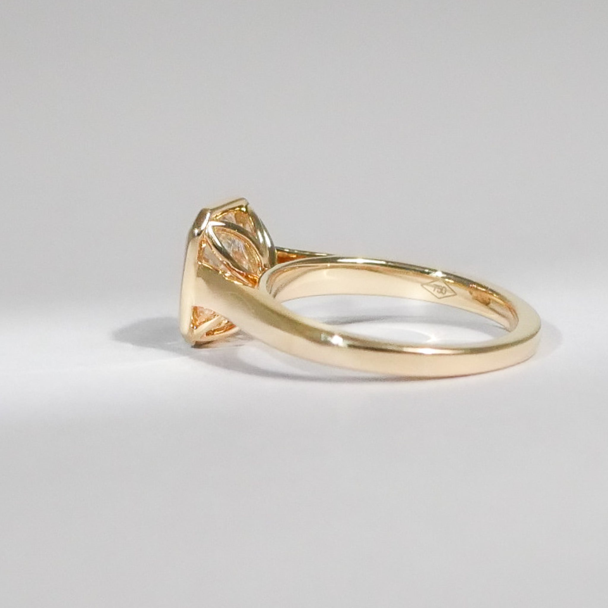 Elongated Cushion Cut Diamant Ring 18KT