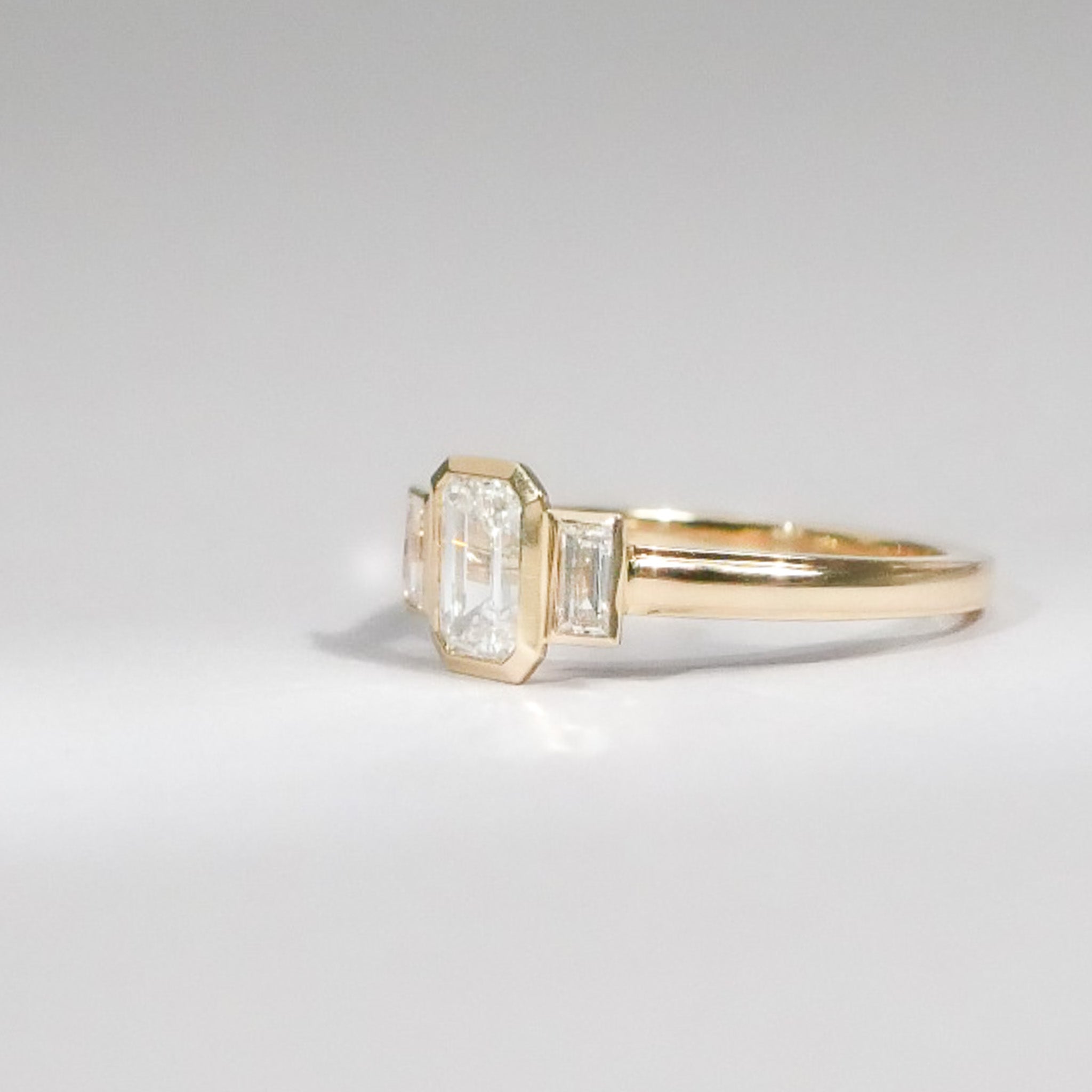 Bezel Emerald cut Diamant Ring 18KT