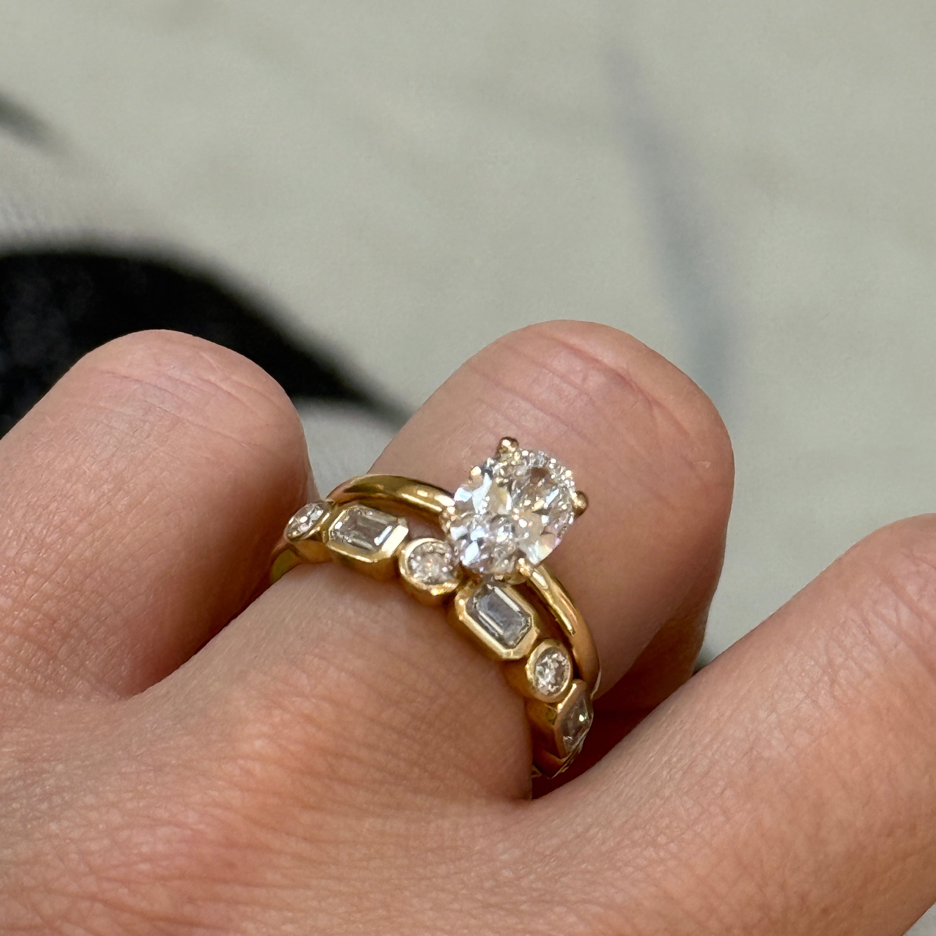 Verlobungsring ovaler Diamant Krappenfassung