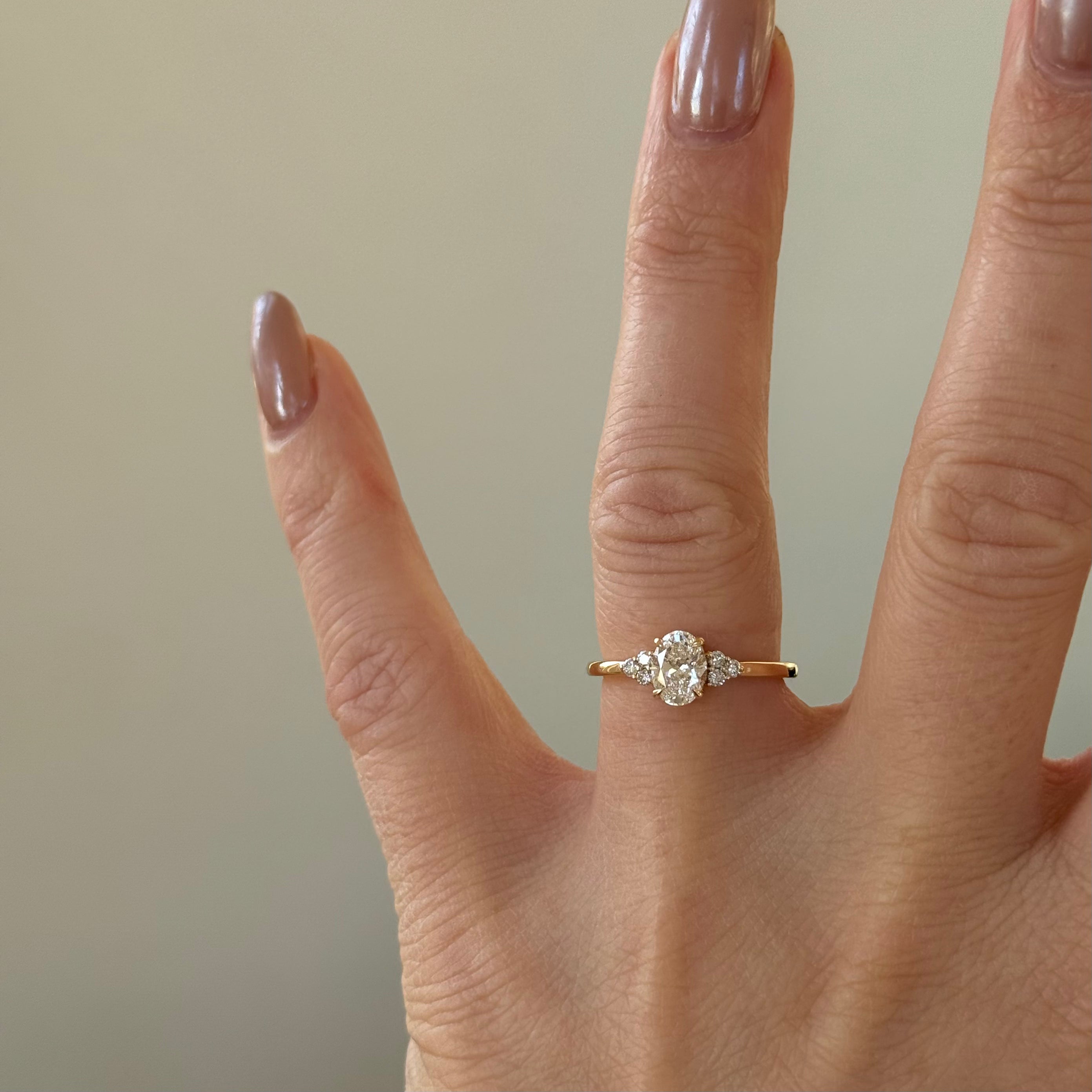 Ovaler Diamantring mit Seitensteinen