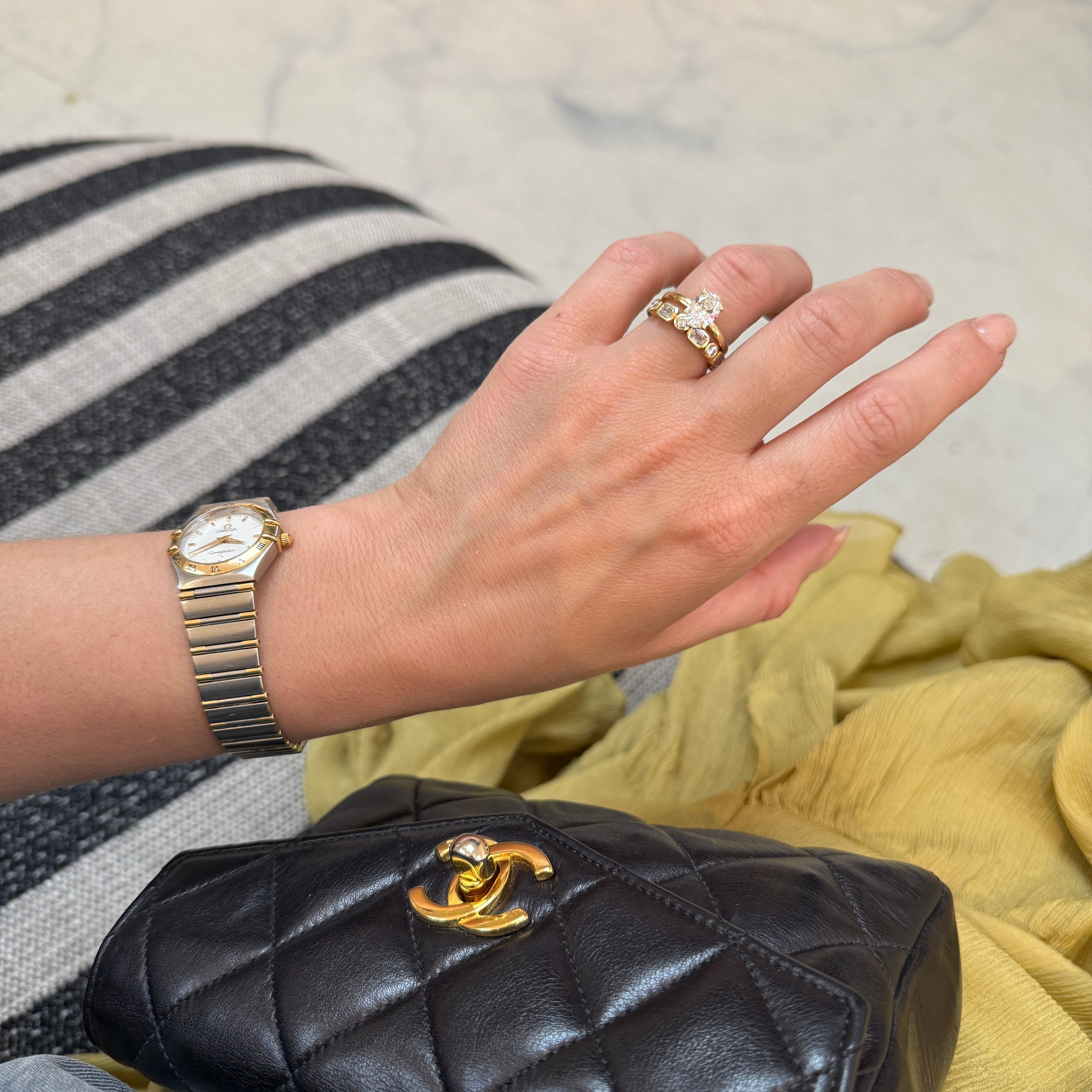 Verlobungsring ovaler Diamant Krappenfassung