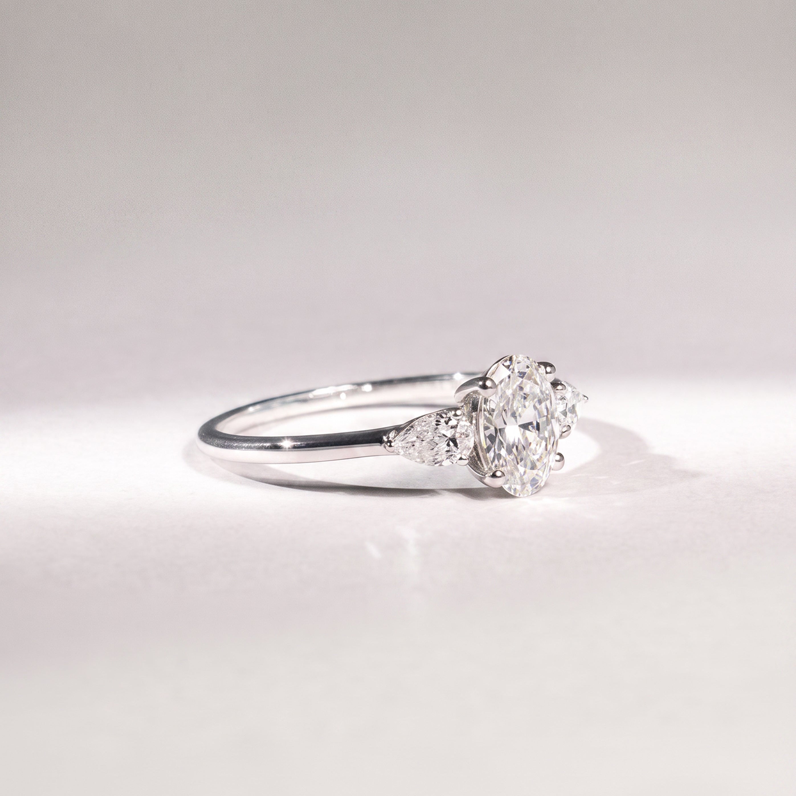 Diamantring aus 14 Karat Weißgold mit ovalem Diamant & Tropfen