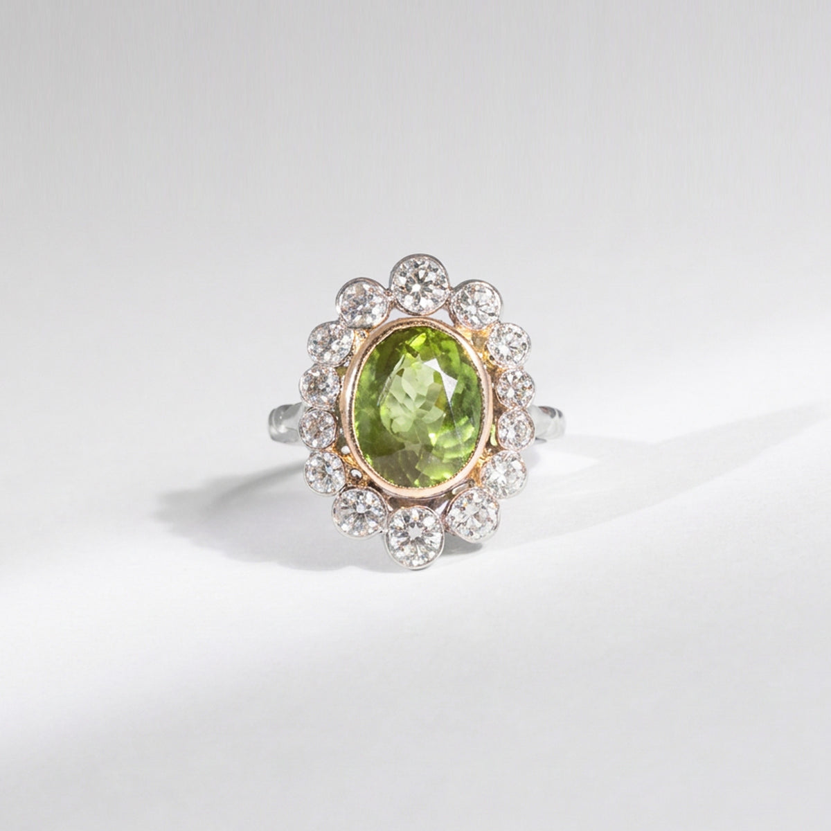 Vintage Art Déco Ring Peridot & 2 ct Naturdiamanten | Platin & 18K Gold