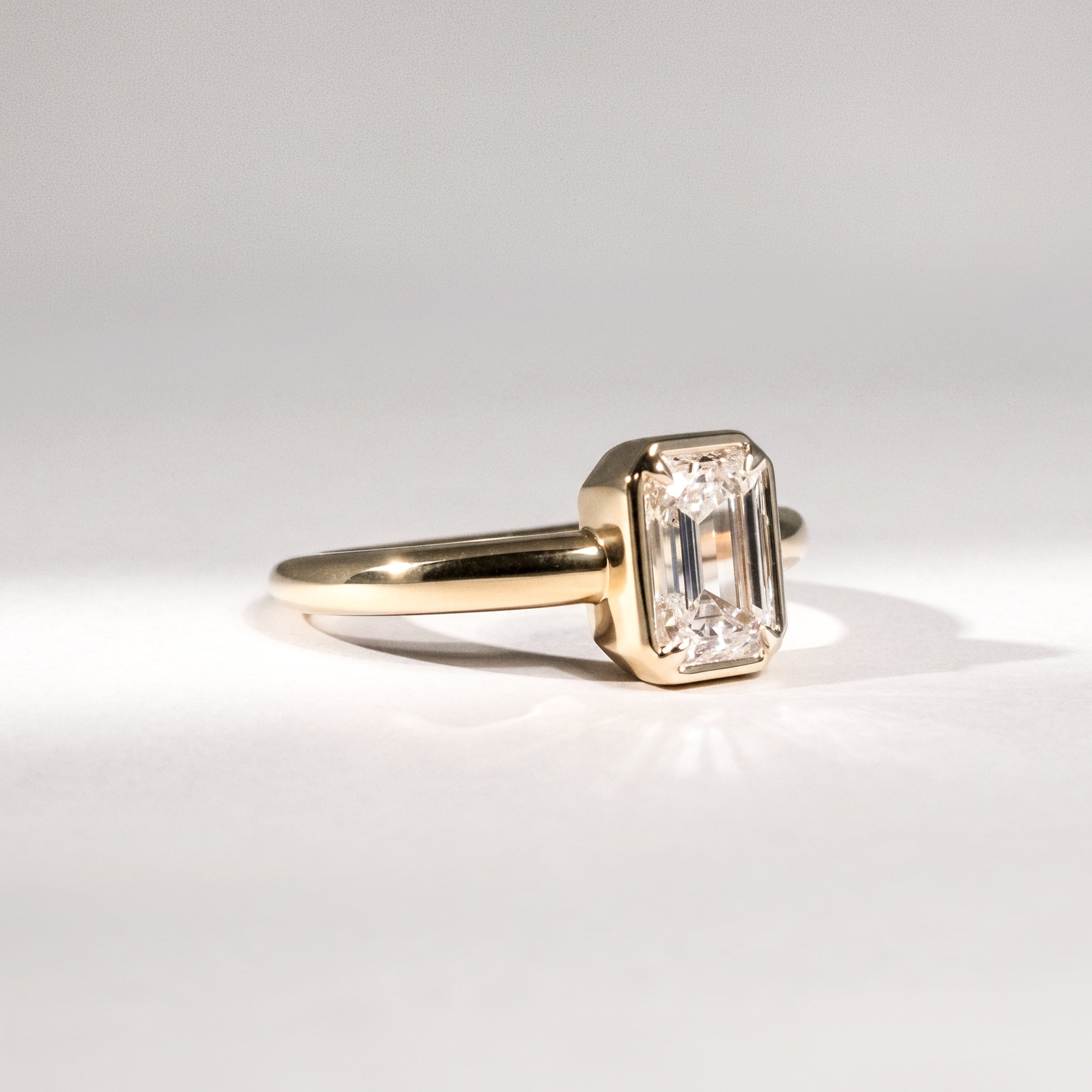 Emerald Cut Diamantring in Zargenfassung