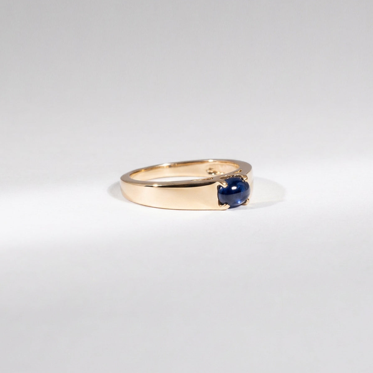 Vintage Saphir Ring – Ovaler Cabochon Saphir | 9K Gelbgold