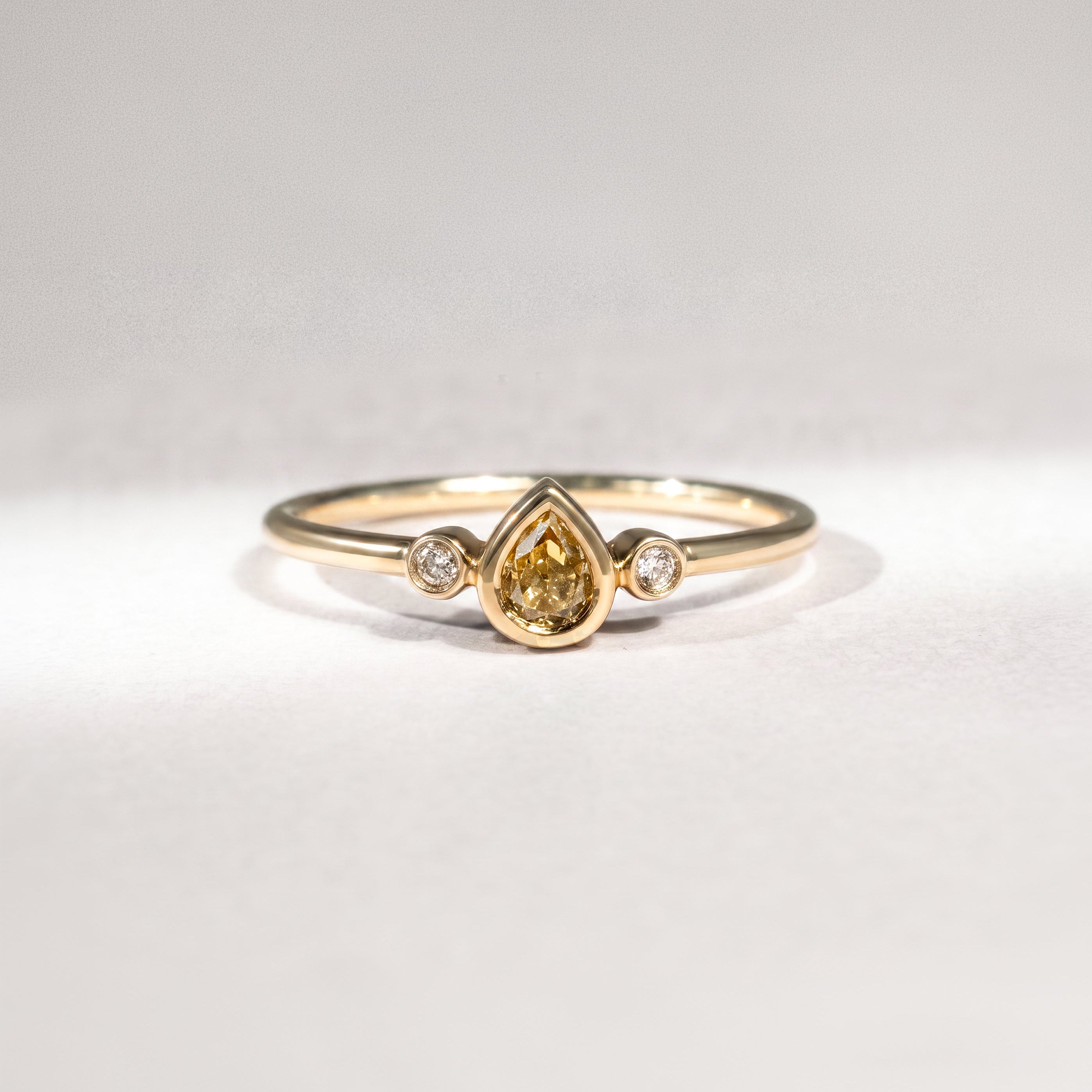 Diamantring aus 18 Karat Gelbgold mit gelbem Tropfen-Diamant, Brillanten