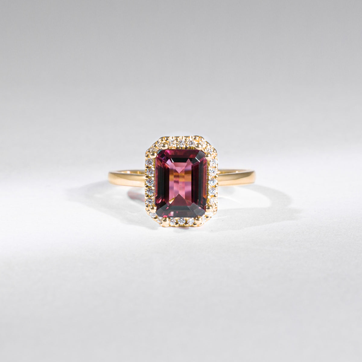 Re-Edition by gluecksgriff – 2 ct Emerald Cut burgundy Turmalin & Naturdiamanten | 14K Gold