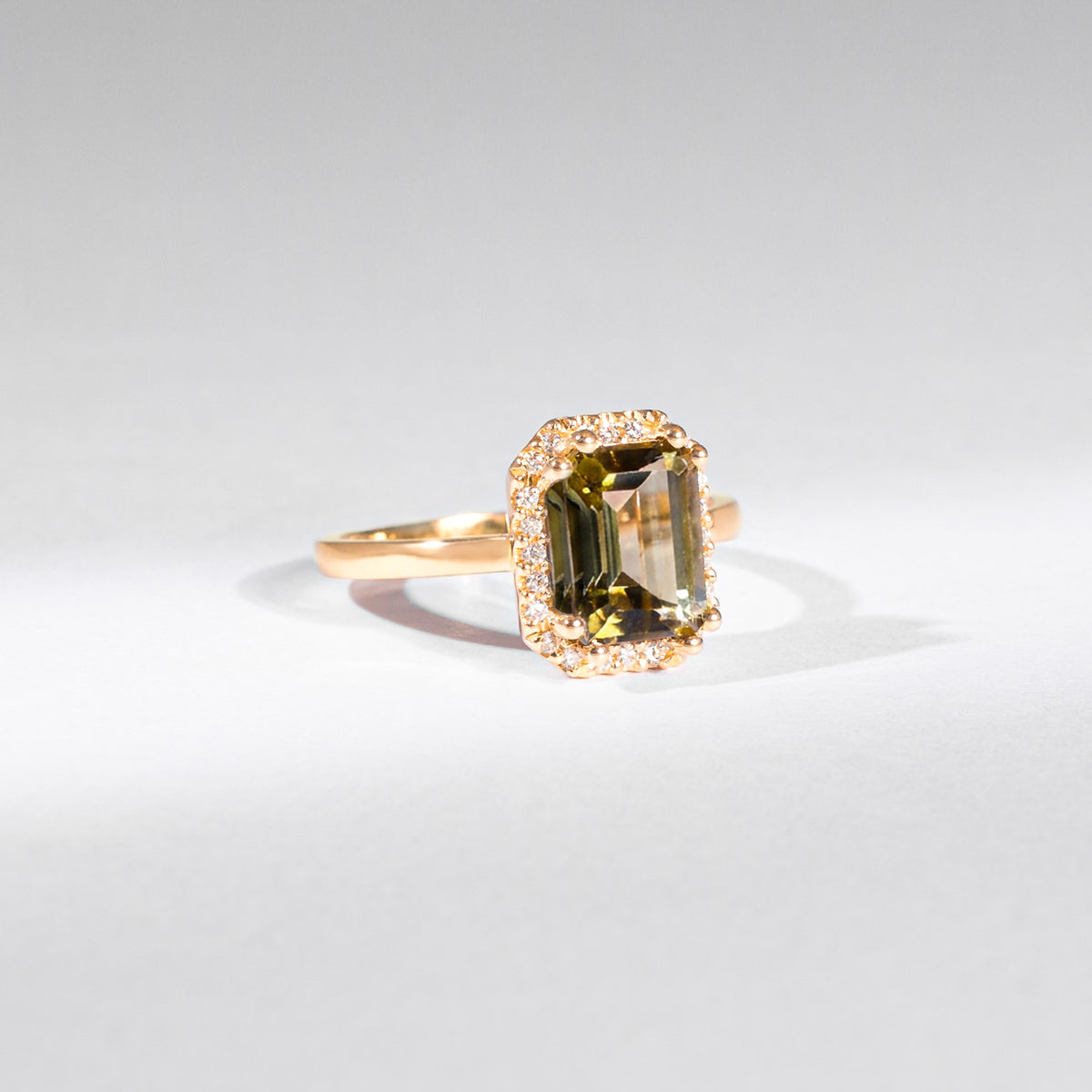 Re-Edition by gluecksgriff – 2 ct Emerald Cut wood green Turmalin & Naturdiamanten | 14K Gold
