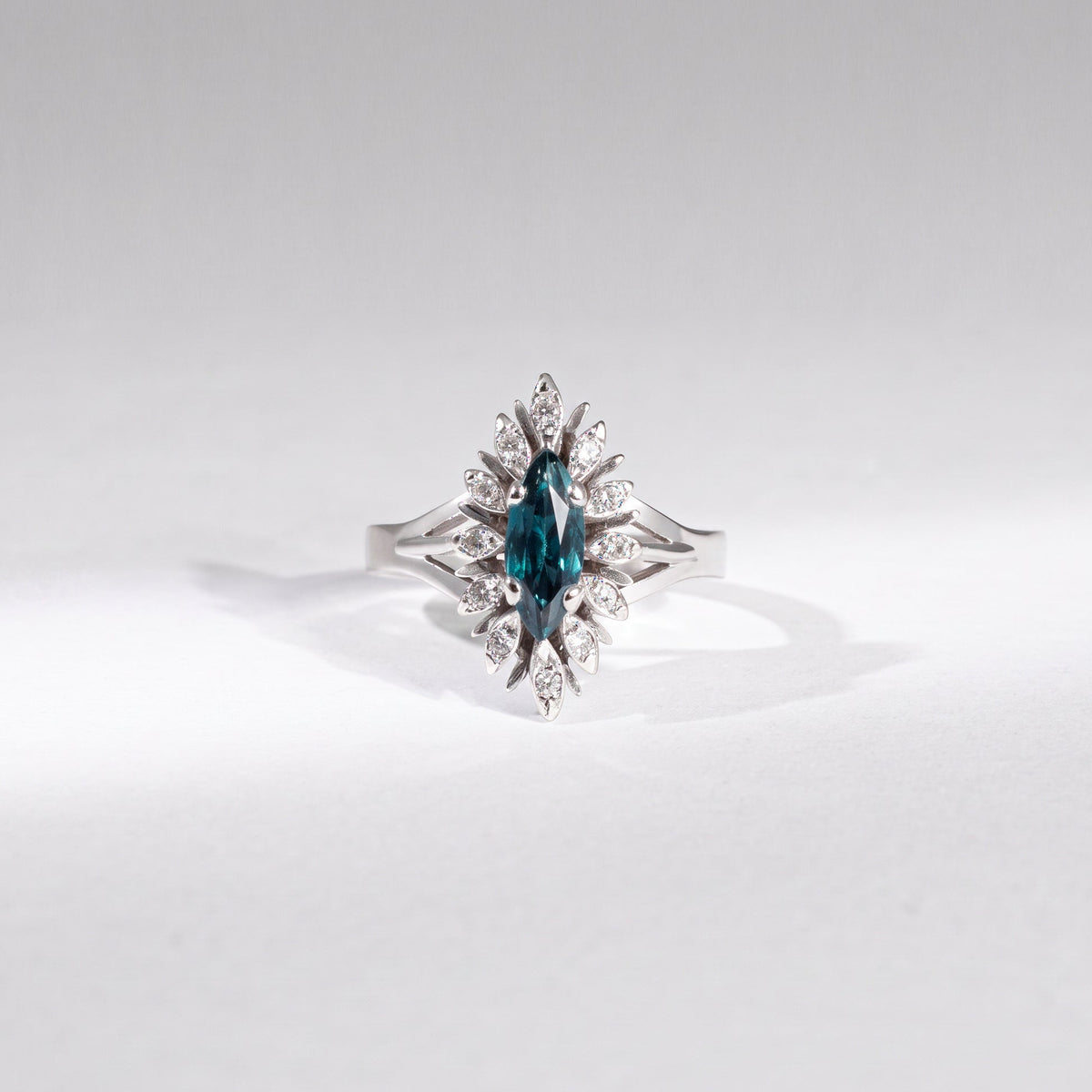Vintage Saphir Ring „Mystic Blue“ – 18K Weißgold & Rosenschliff-Diamanten