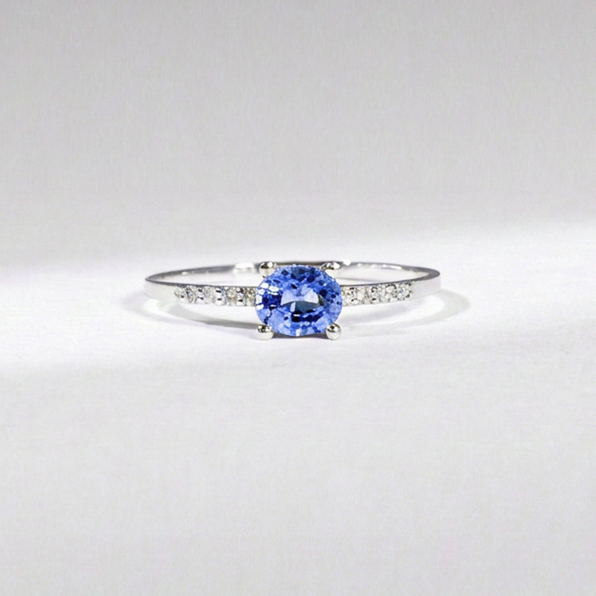 Saphir Ring Unikat – 14K Weißgold mit blauem Saphir & Naturdiamanten