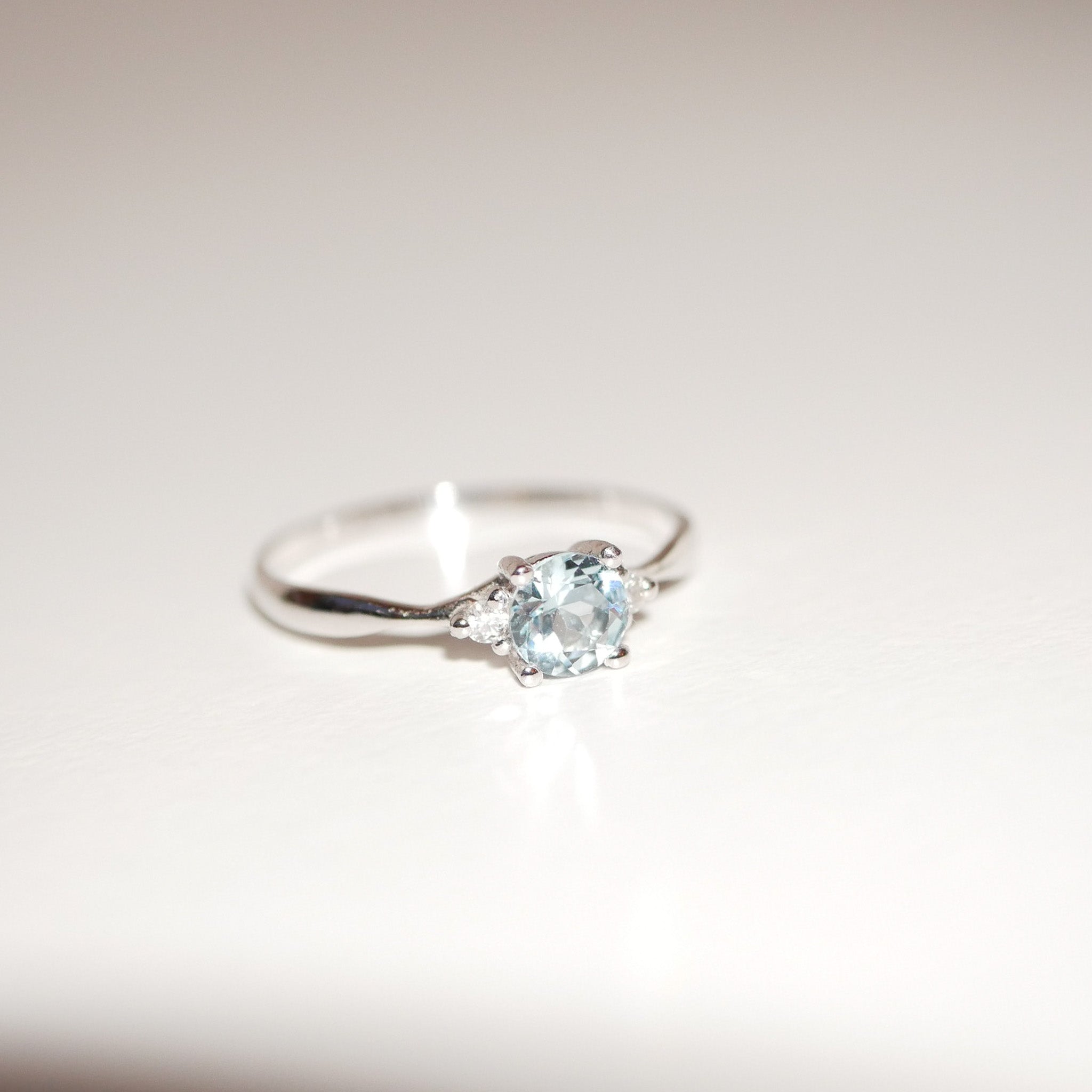 Ring blauer Topas und Diamanten
