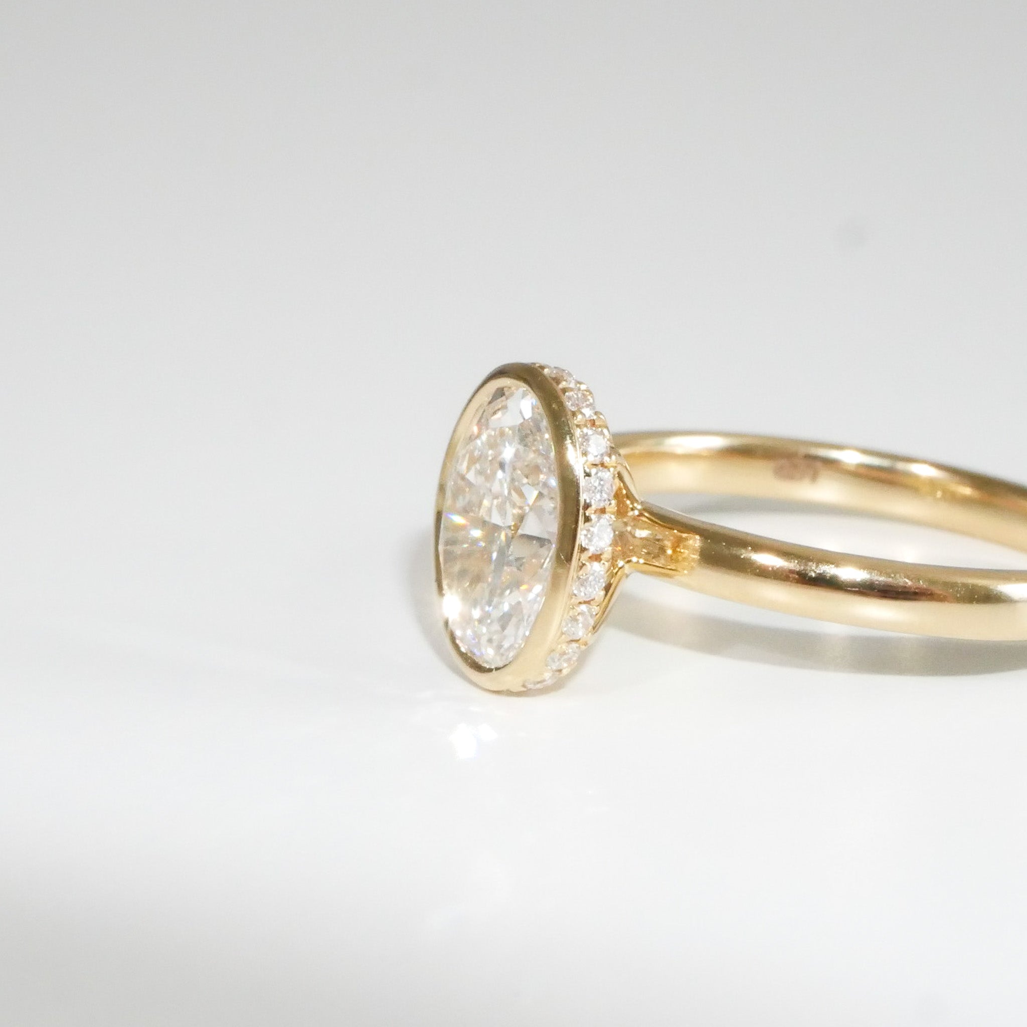 Verlobungsring ovaler Diamant in Zargenfassung