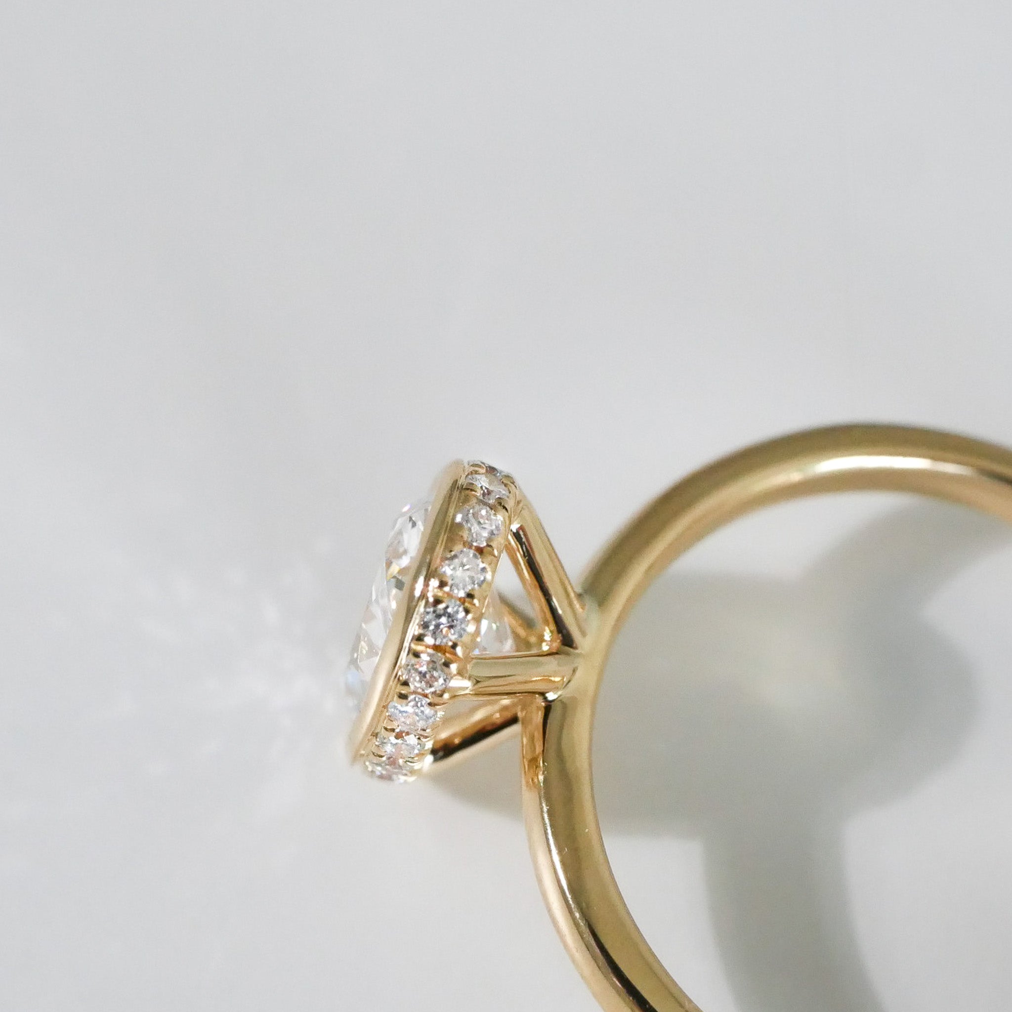 Verlobungsring ovaler Diamant in Zargenfassung