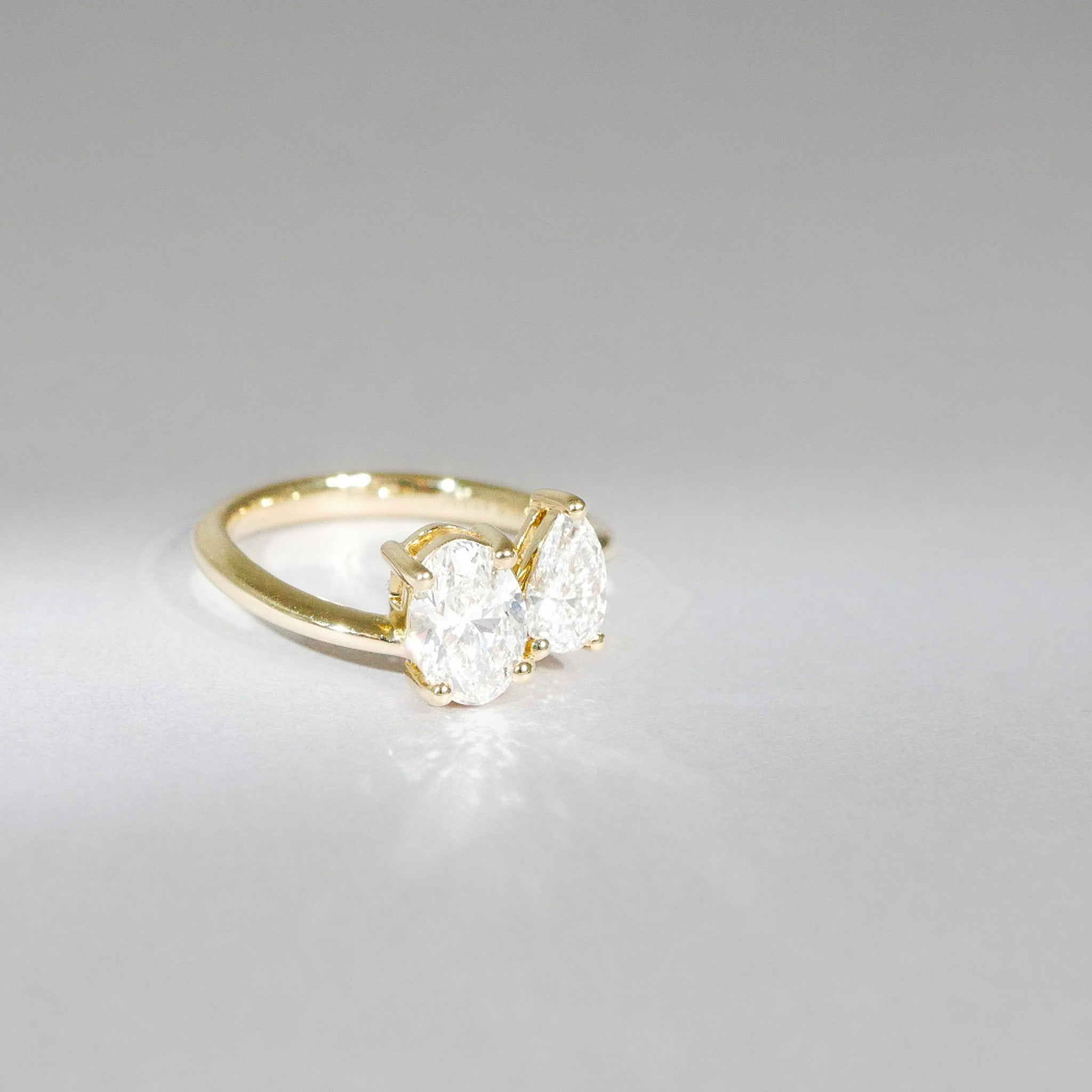 Ring 2 Diamanten Oval und Tear Cut