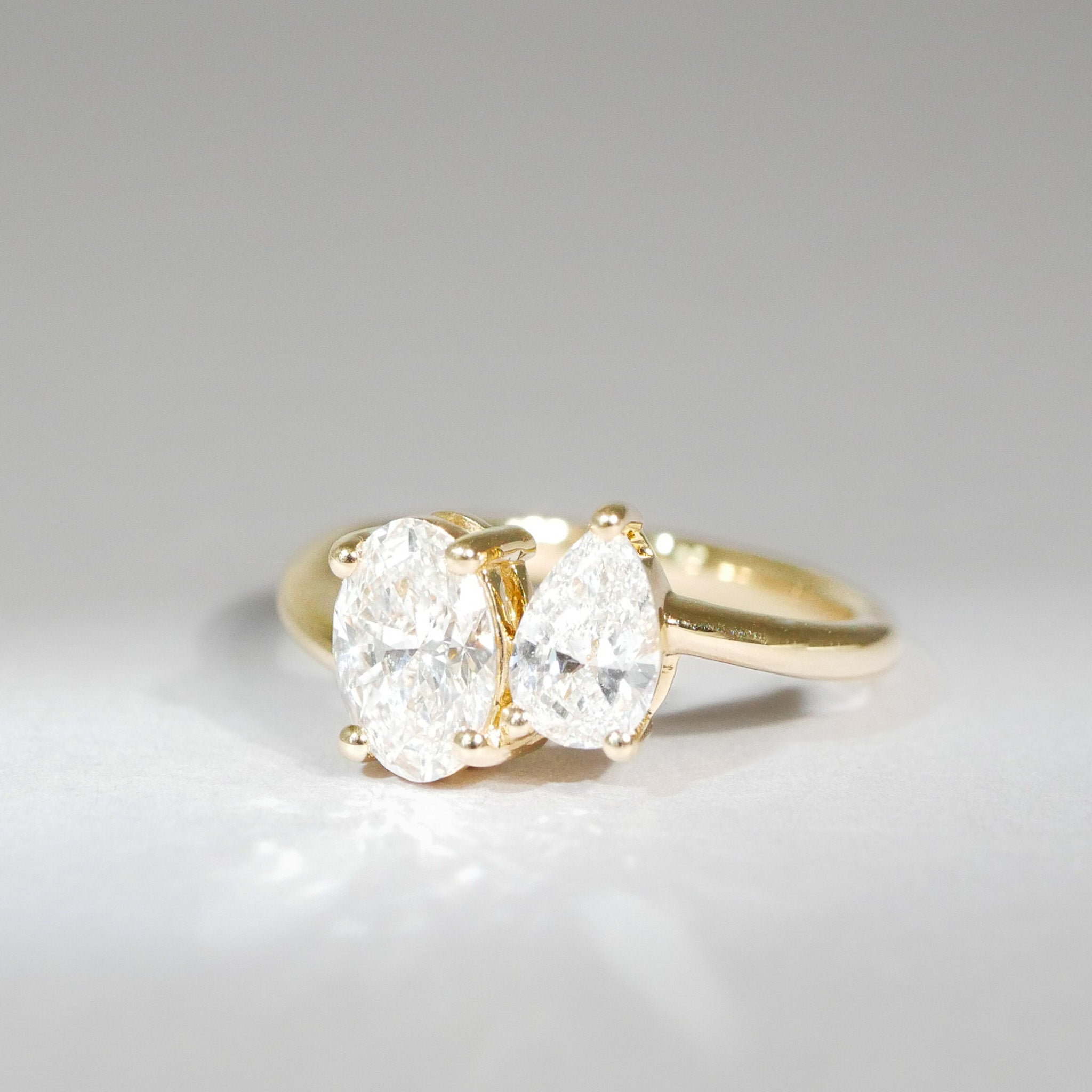 Ring 2 Diamanten Oval und Tear Cut