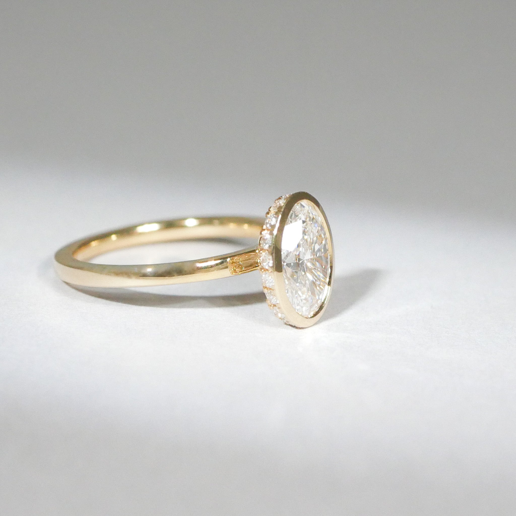 Verlobungsring ovaler Diamant in Zargenfassung