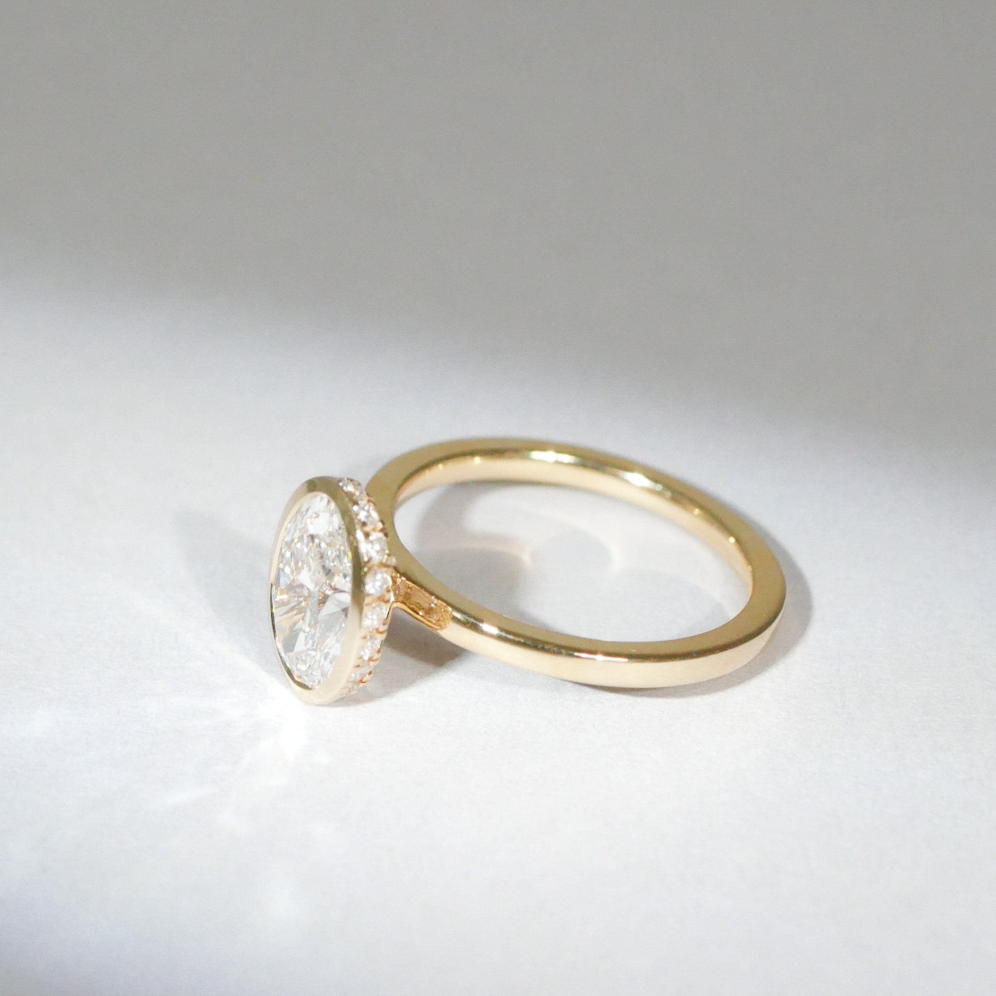 Verlobungsring ovaler Diamant in Zargenfassung