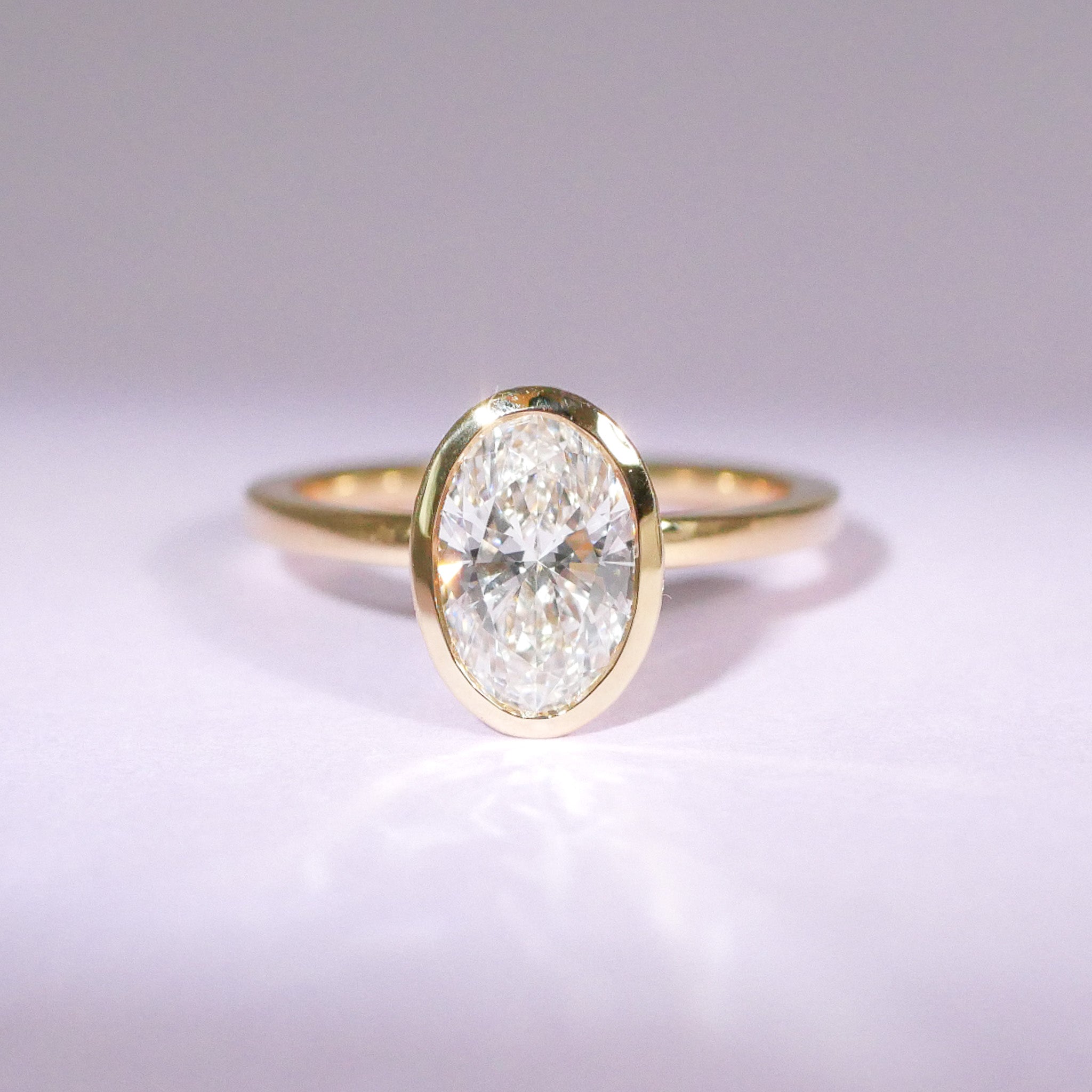 Verlobungsring ovaler Diamant in Zargenfassung