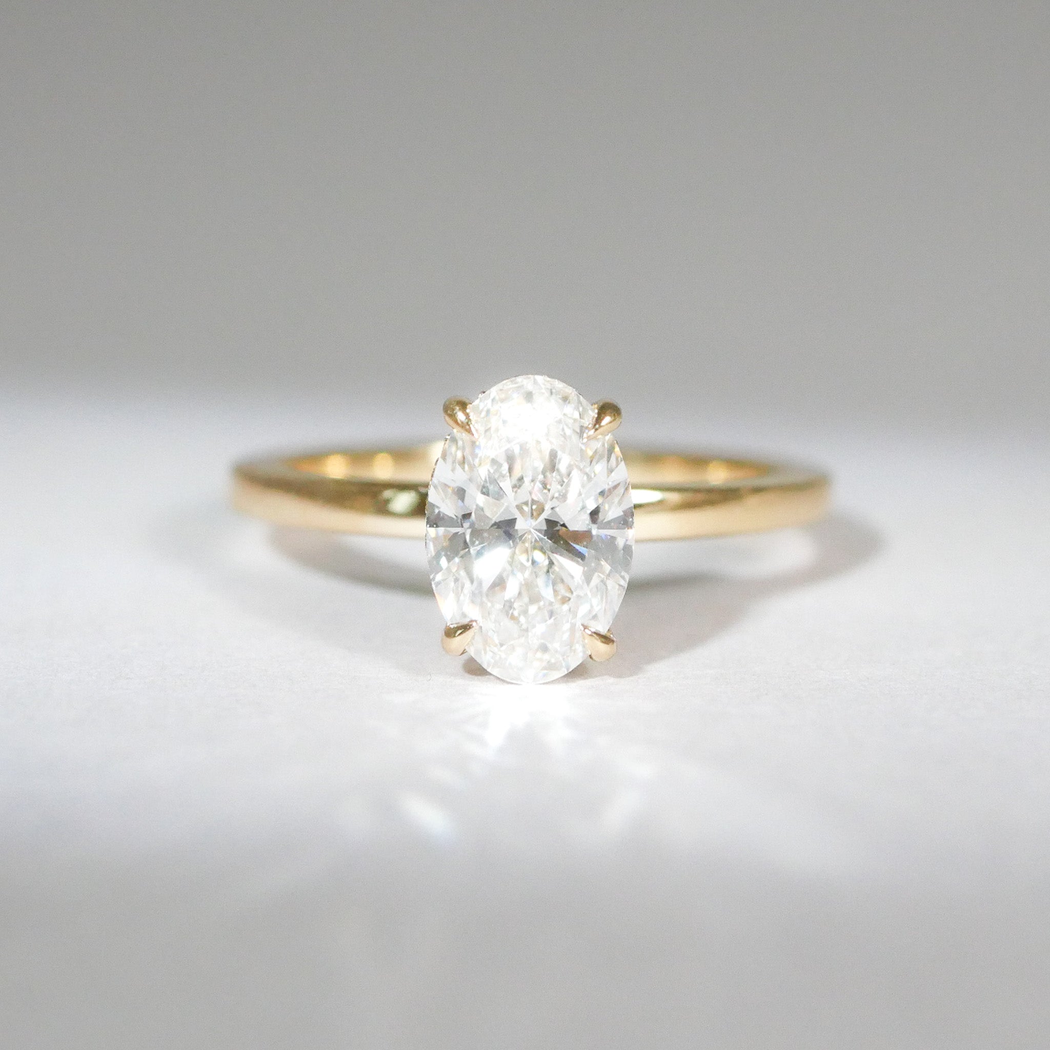 Verlobungsring ovaler Diamant Krappenfassung