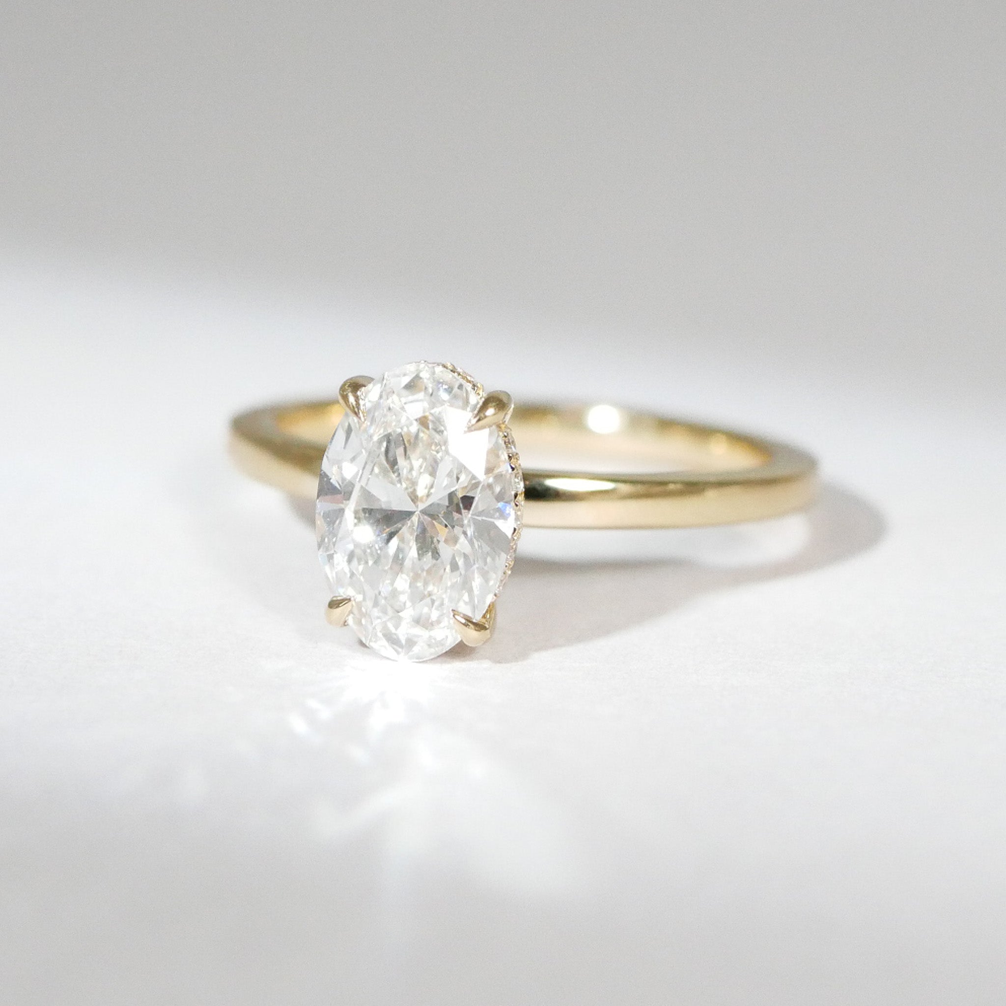 Verlobungsring ovaler Diamant Krappenfassung