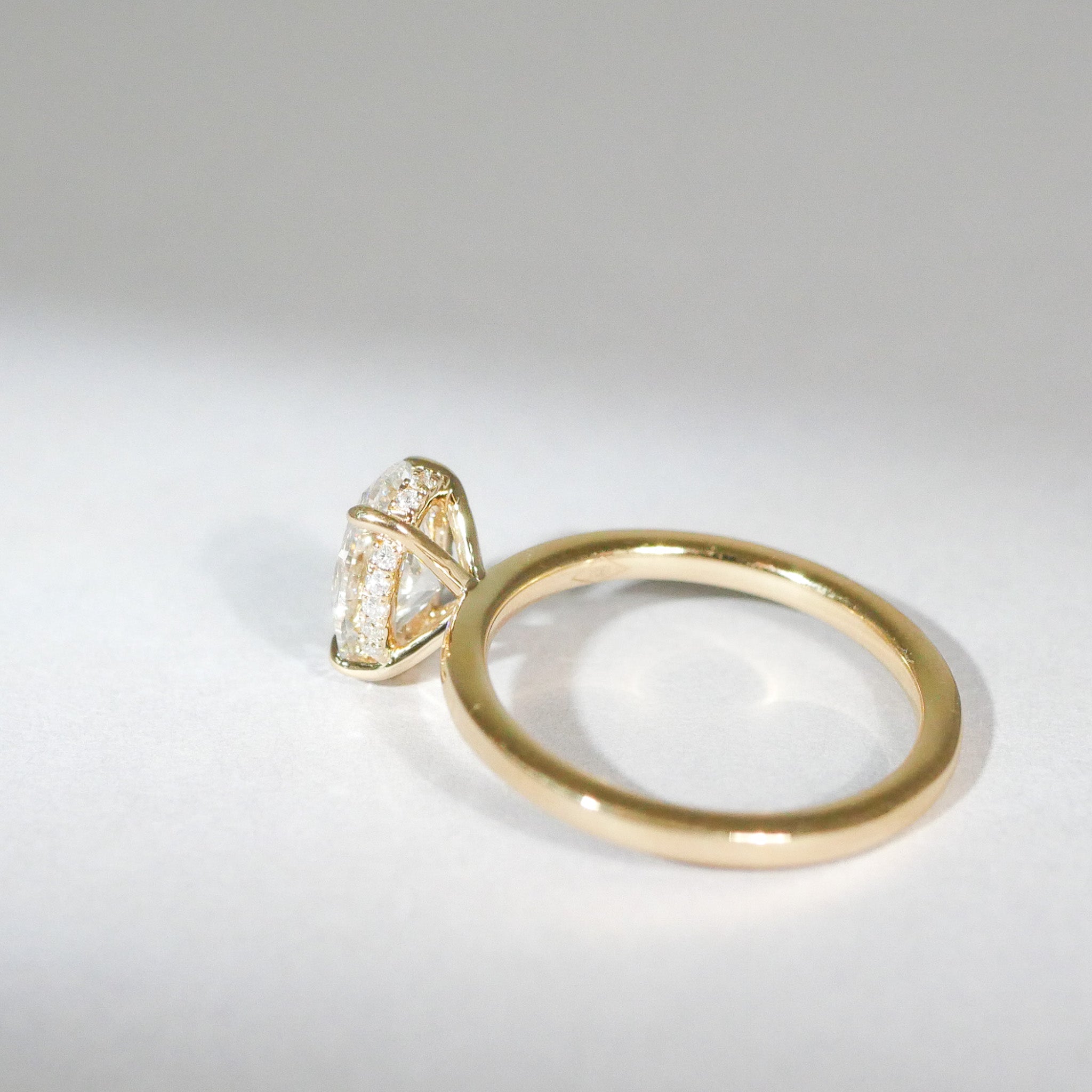 Verlobungsring ovaler Diamant Krappenfassung