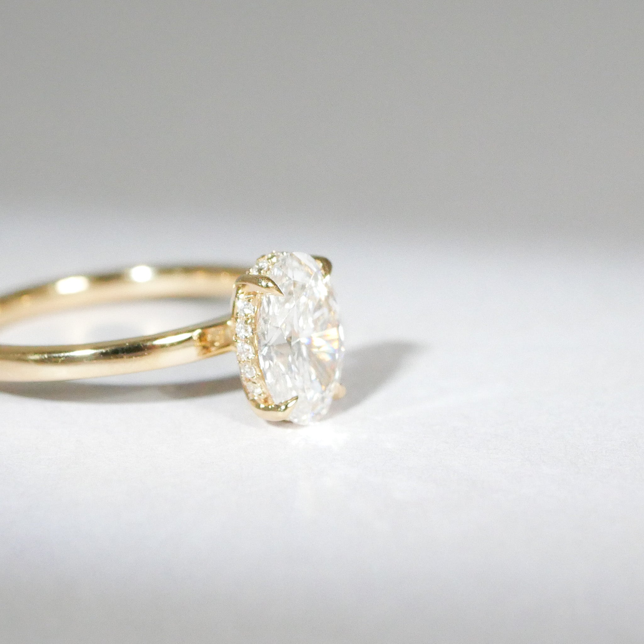 Verlobungsring ovaler Diamant Krappenfassung