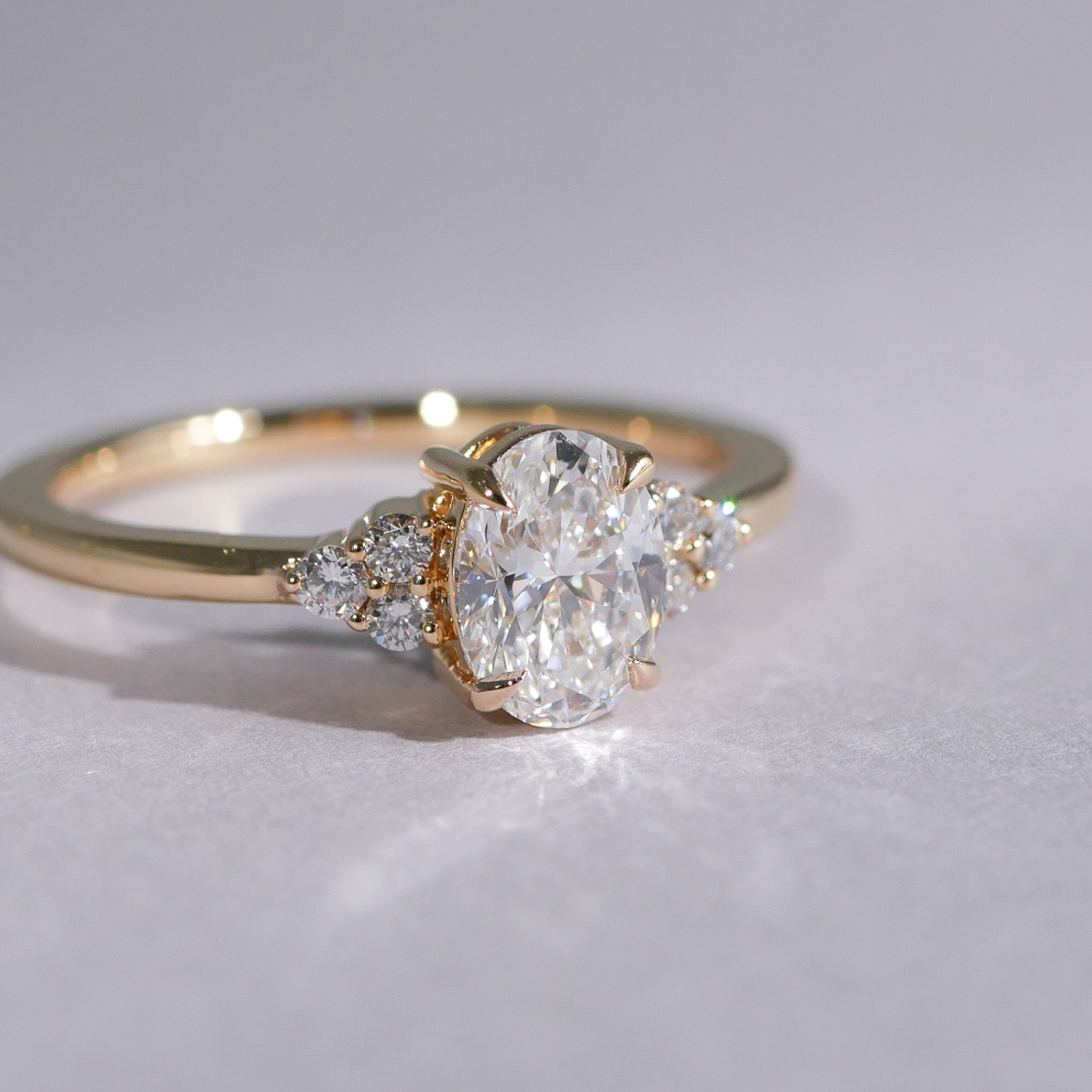 Ovaler Diamantring mit Seitensteinen