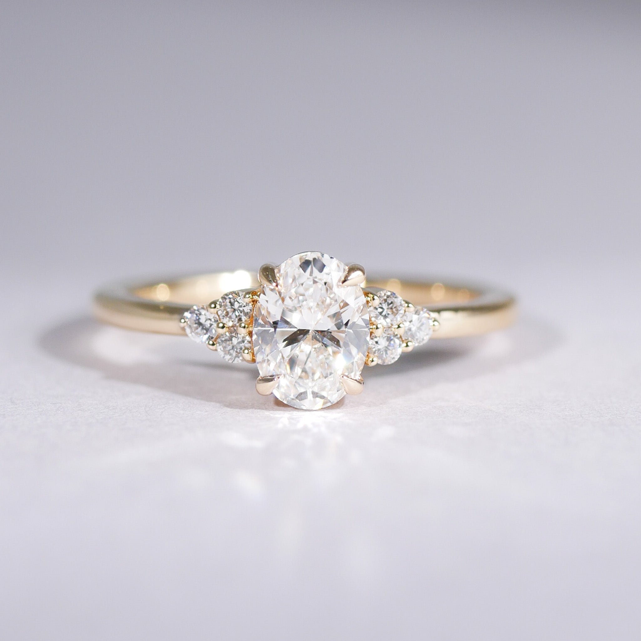 Ovaler Diamantring mit Seitensteinen