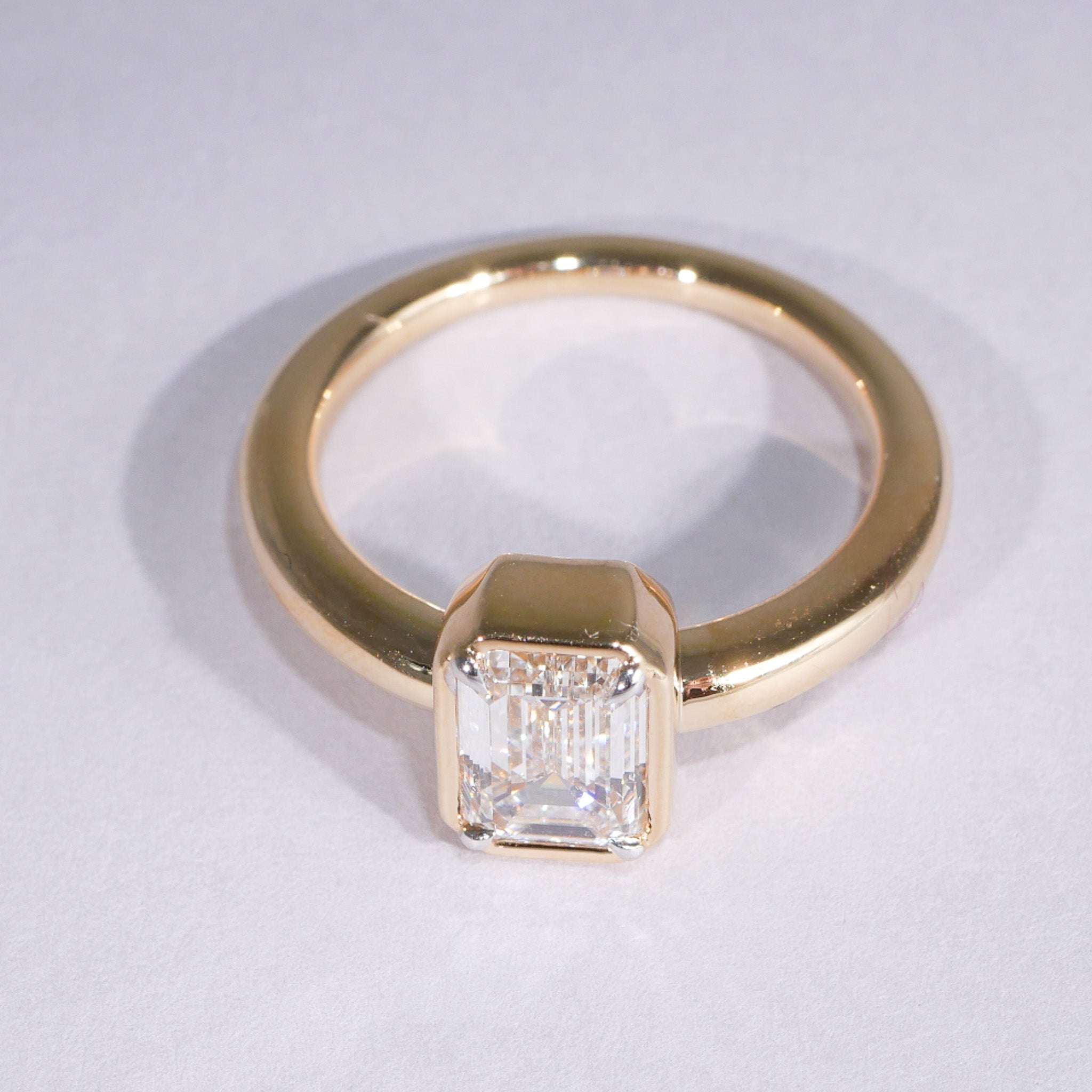 Emerald Cut Diamantring in Zargenfassung