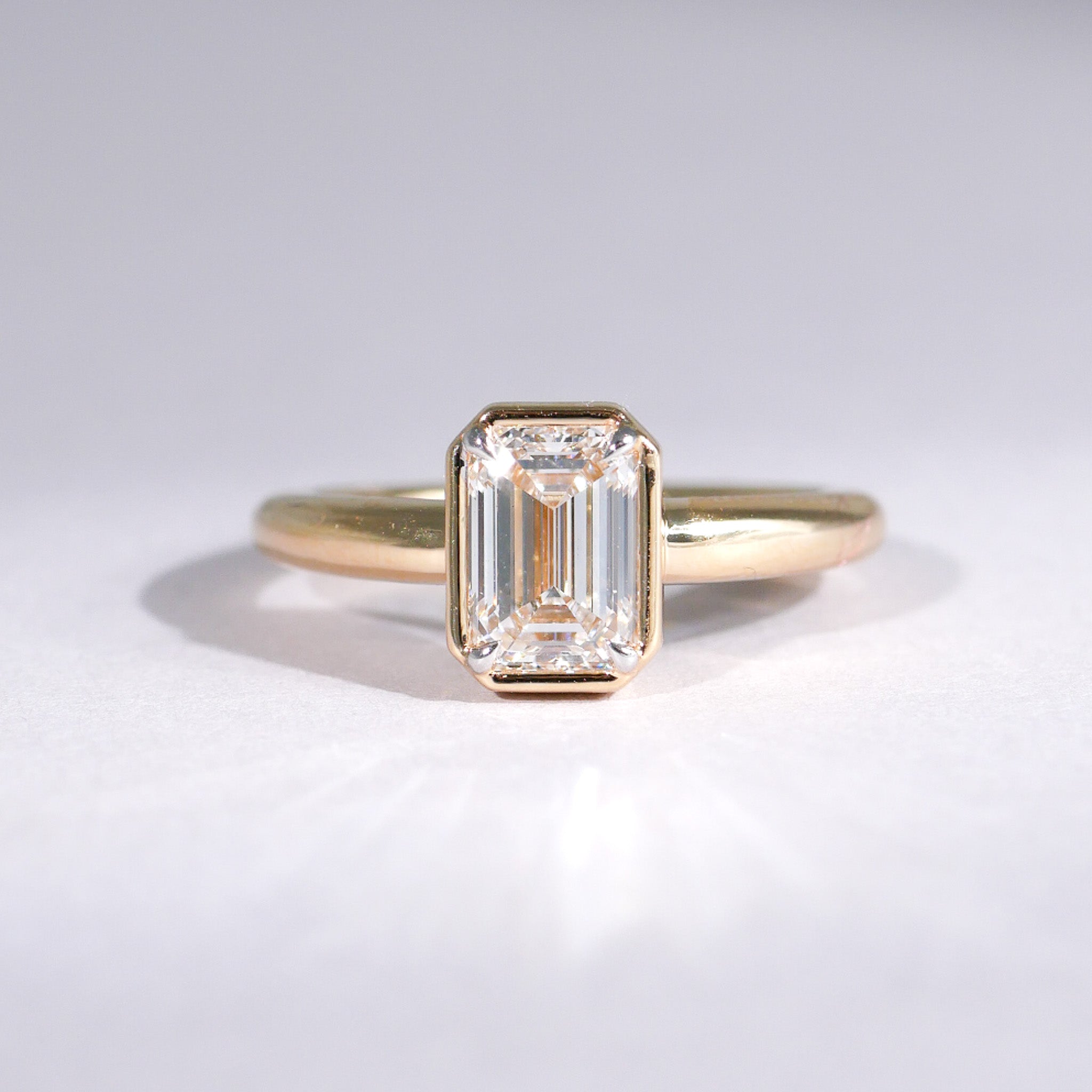 Emerald Cut Diamantring in Zargenfassung