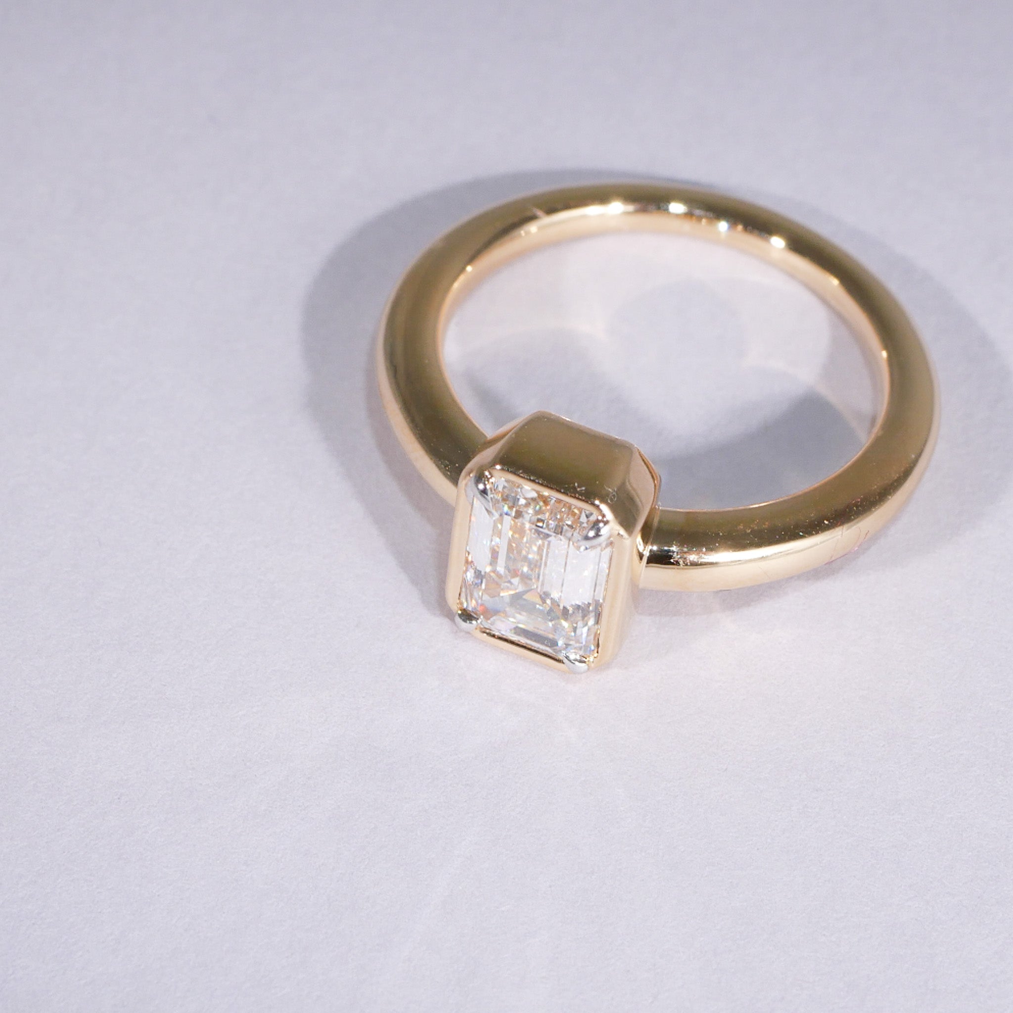 Emerald Cut Diamantring in Zargenfassung