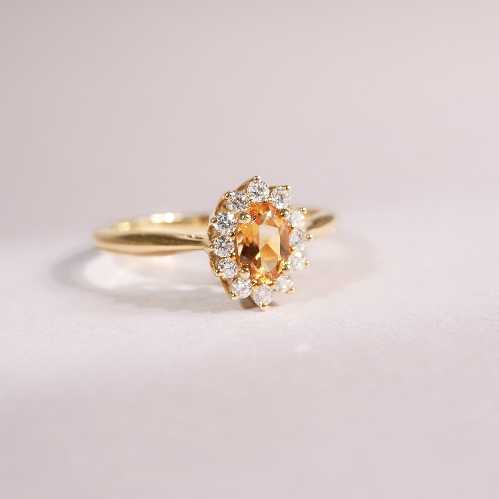 ovaler Citrin Diamant Ring