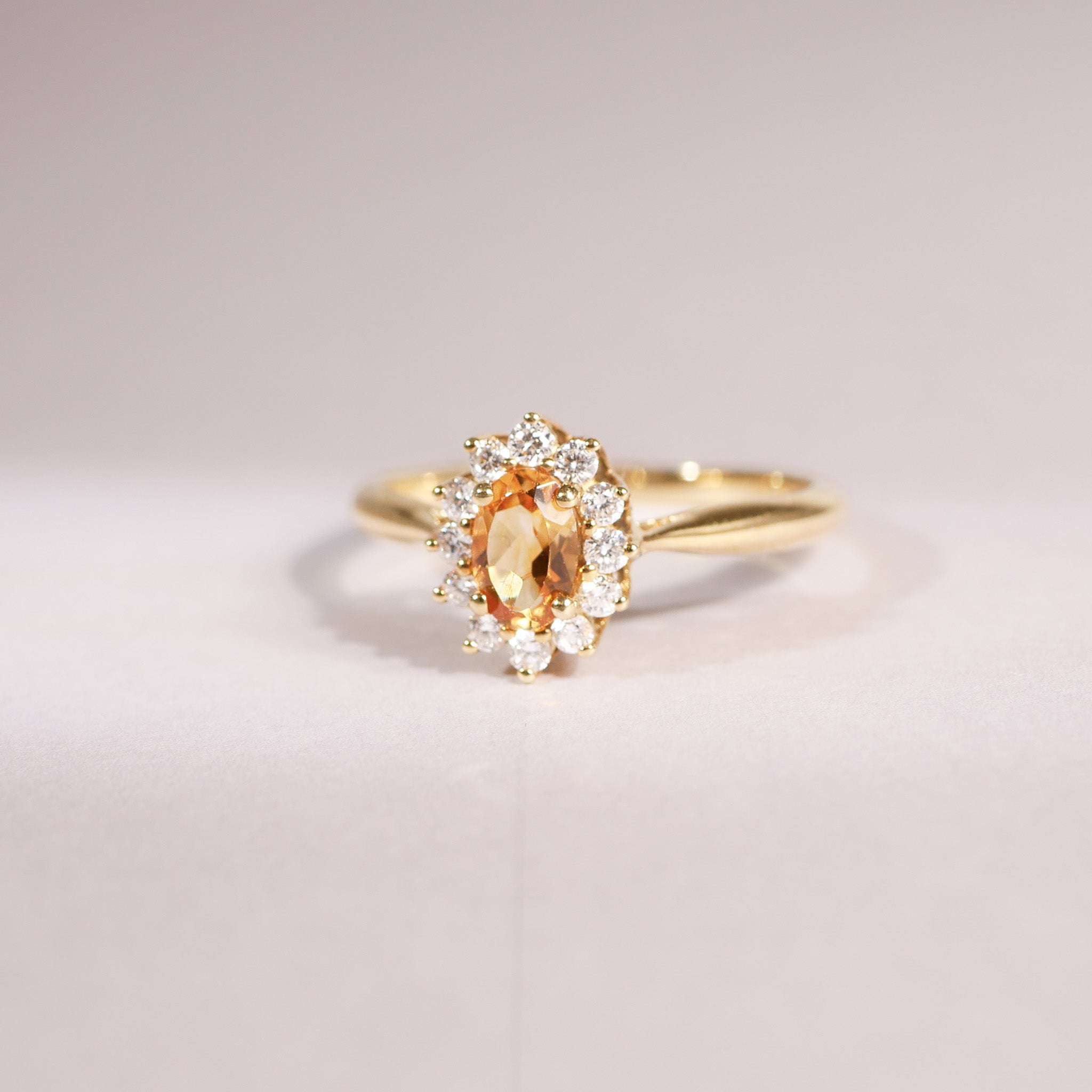 ovaler Citrin Diamant Ring