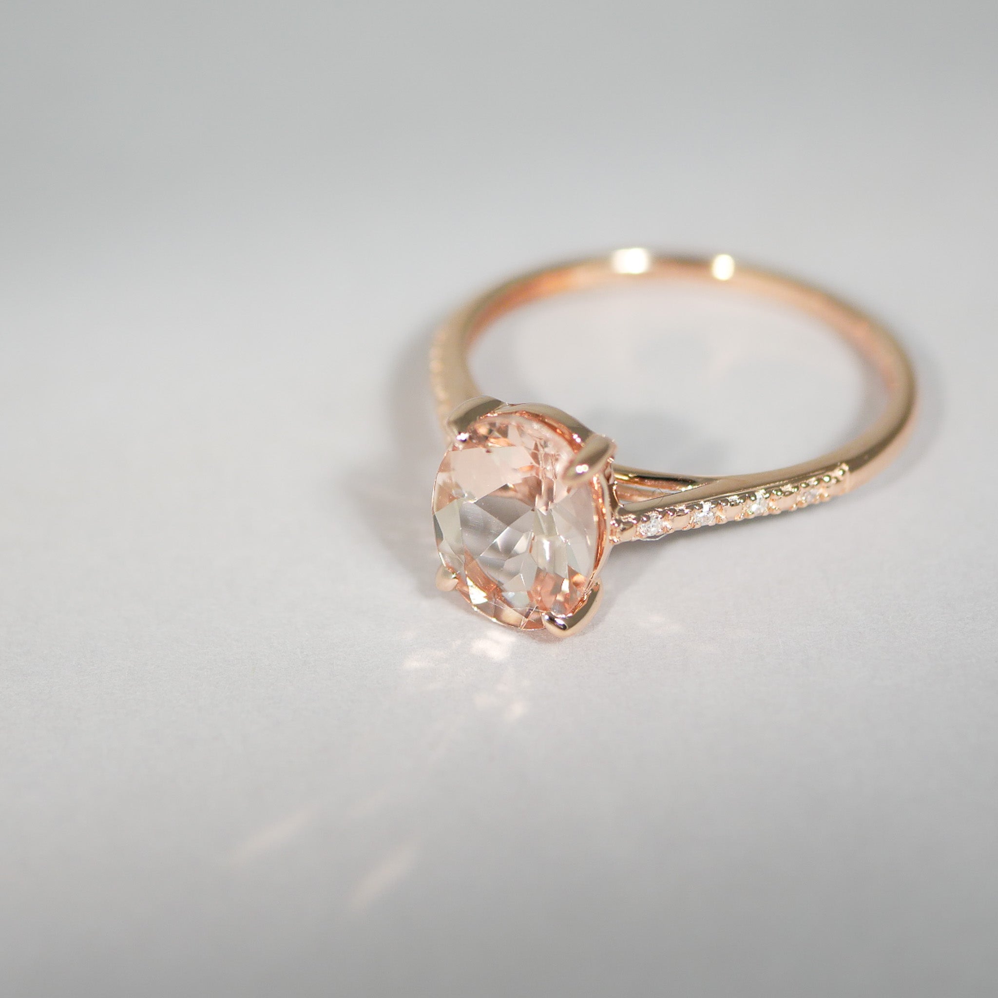 Ring aus 14KT Roségold mit Morganit und Brillanten