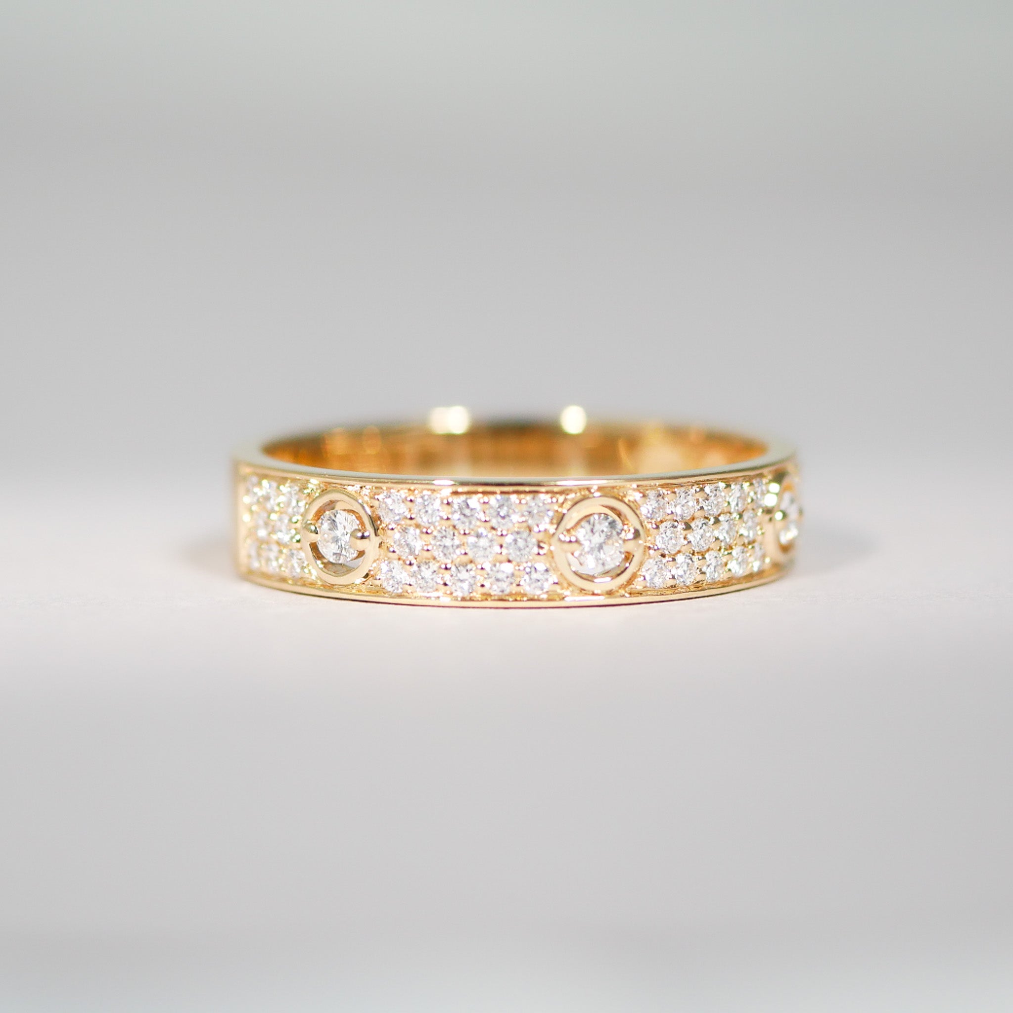 Ring aus 18KT Gelbgold mit 47 Brillanten