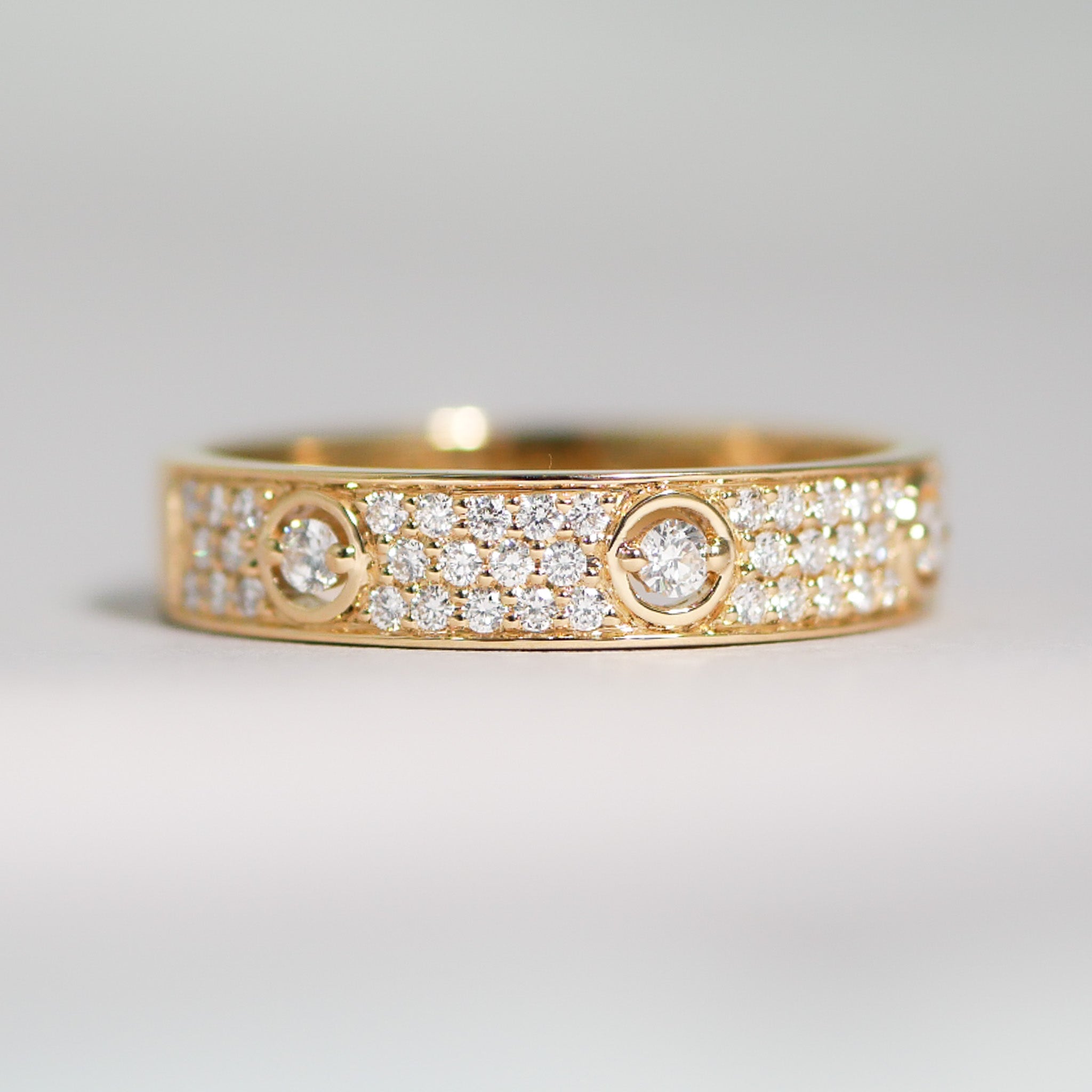 Ring aus 18KT Gelbgold mit 47 Brillanten