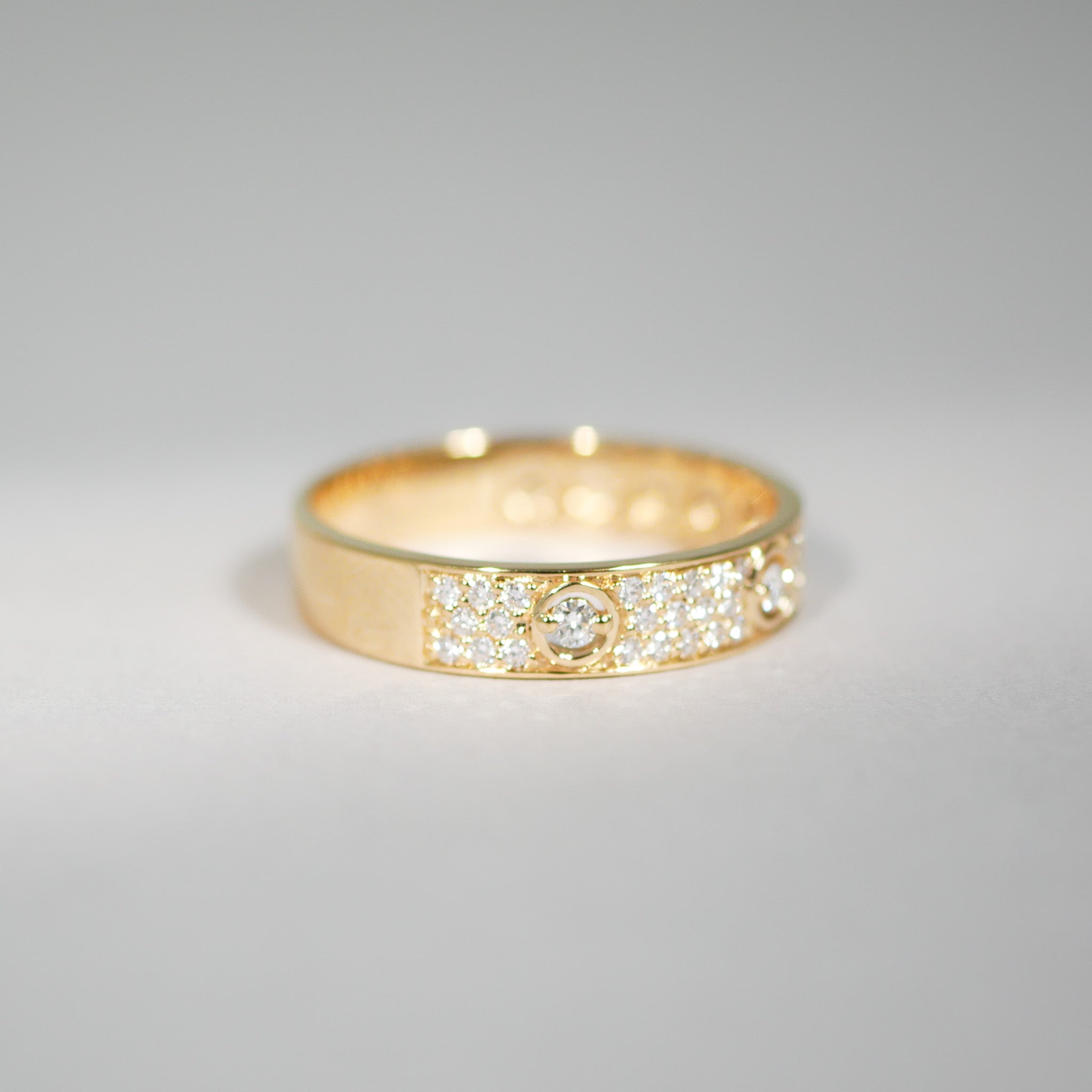 Ring aus 18KT Gelbgold mit 47 Brillanten