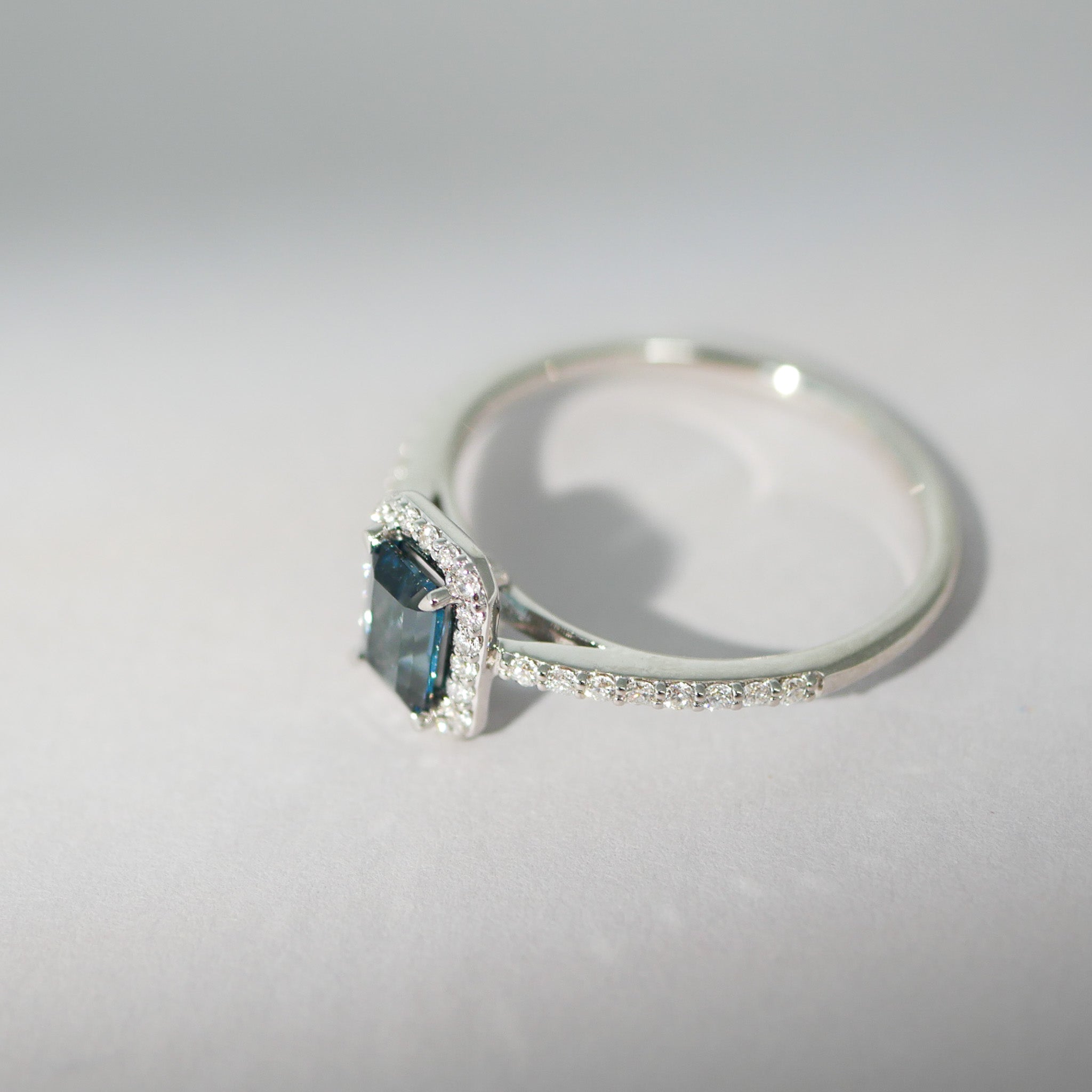 Halo Ring aus Weißgold mit London Blue Topas und Brillanten