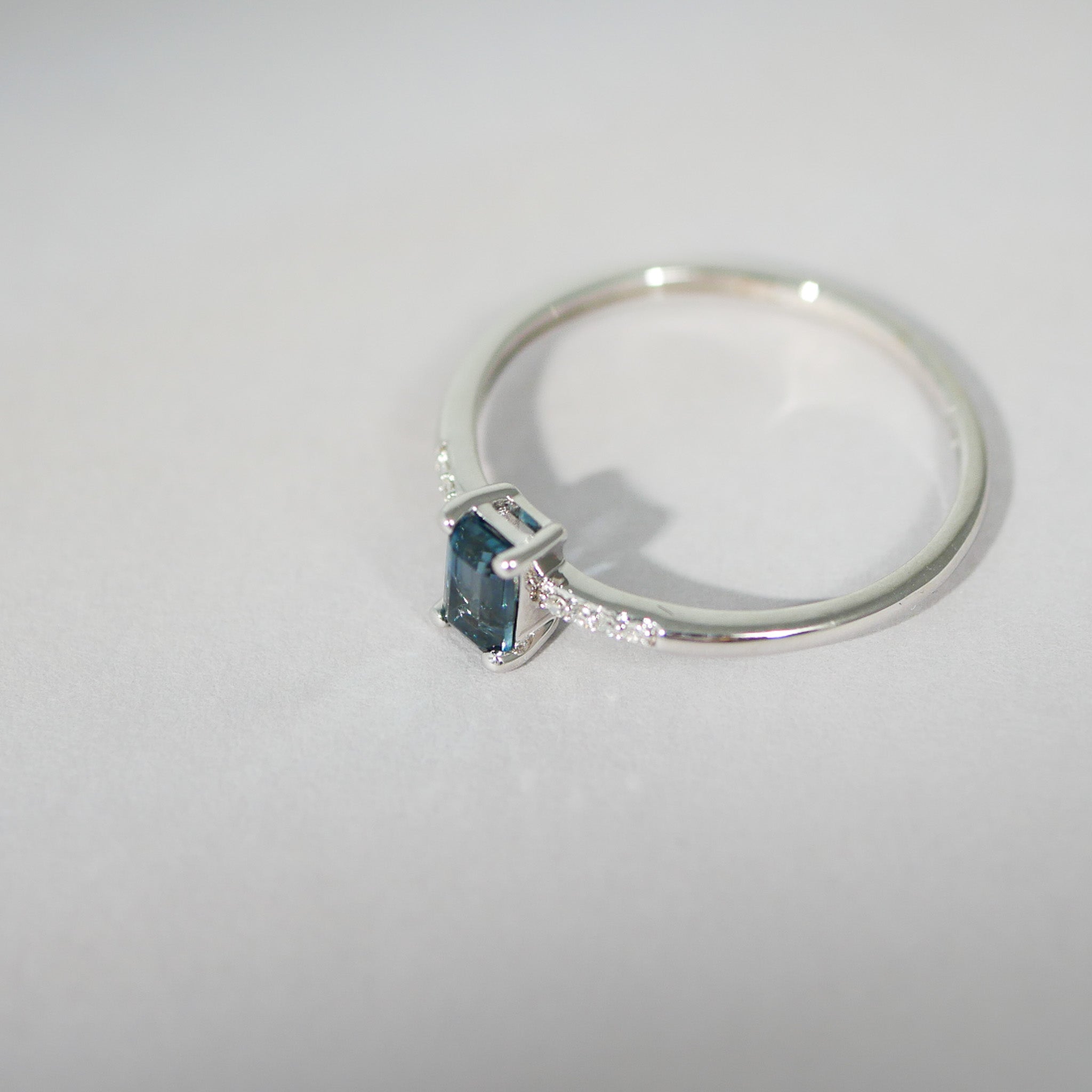 Ring aus Weißgold mit London Blue Topas und Brillanten