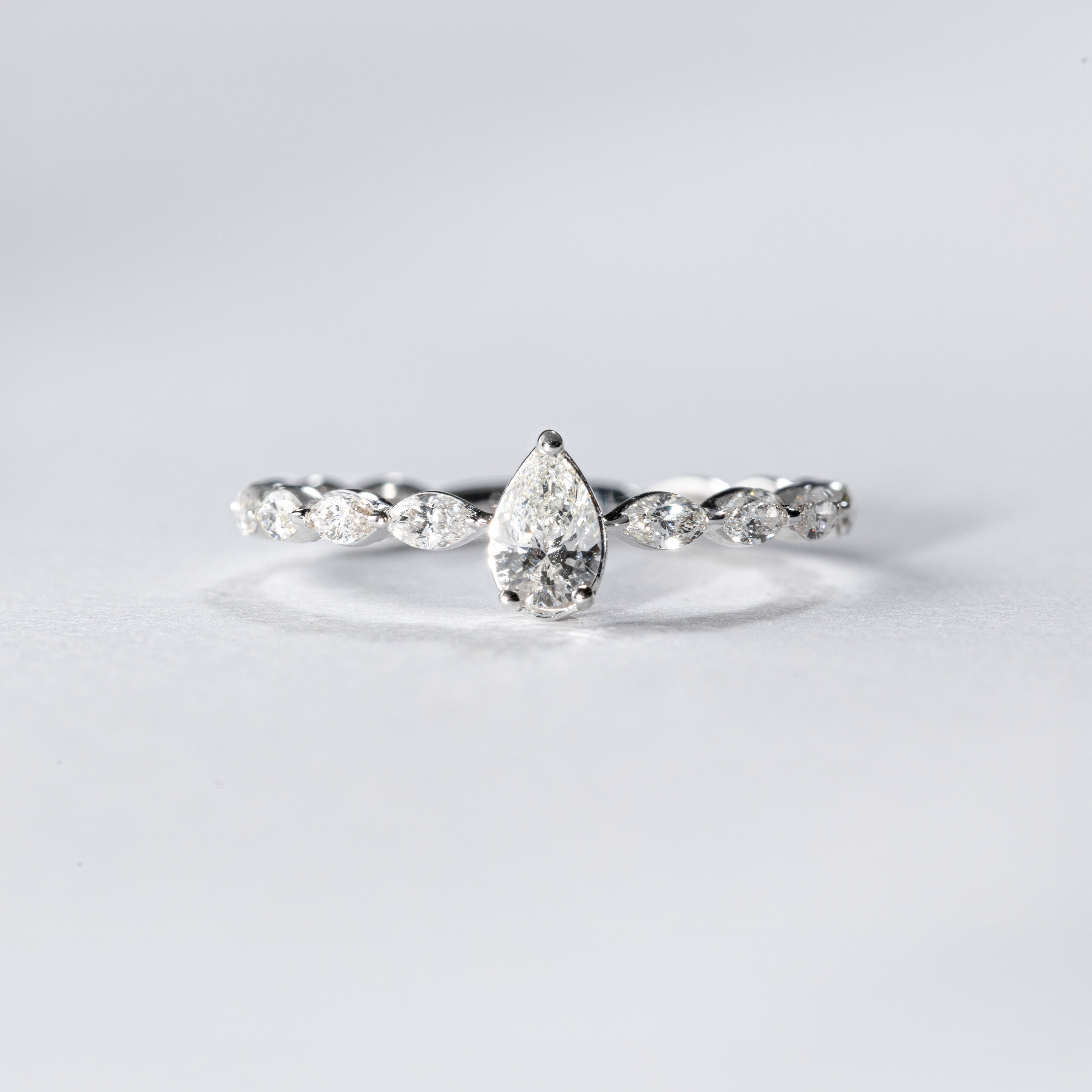 Diamantring mit Tropfen- & Navette-Diamanten