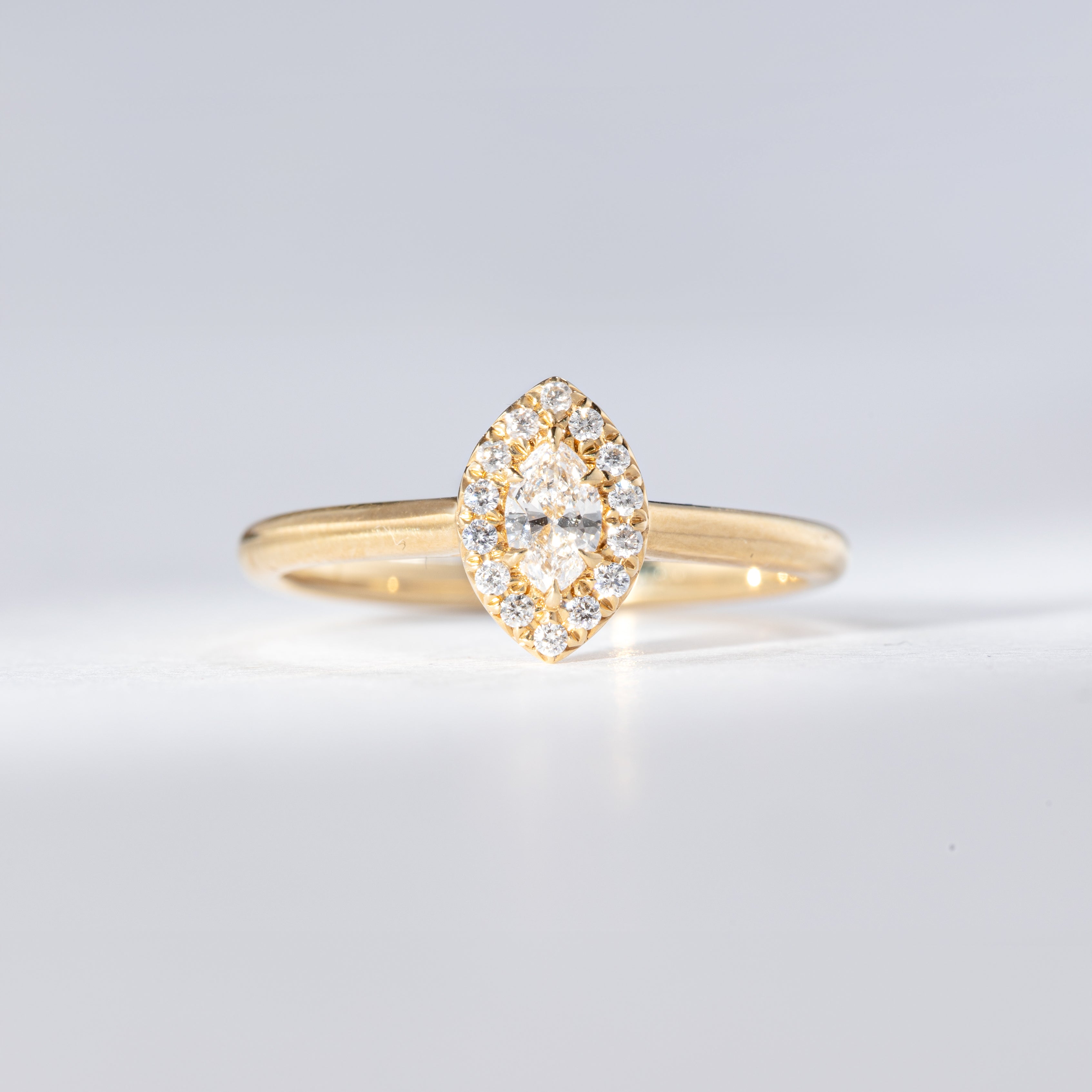 Navette-Diamantring Halo-Brillanten