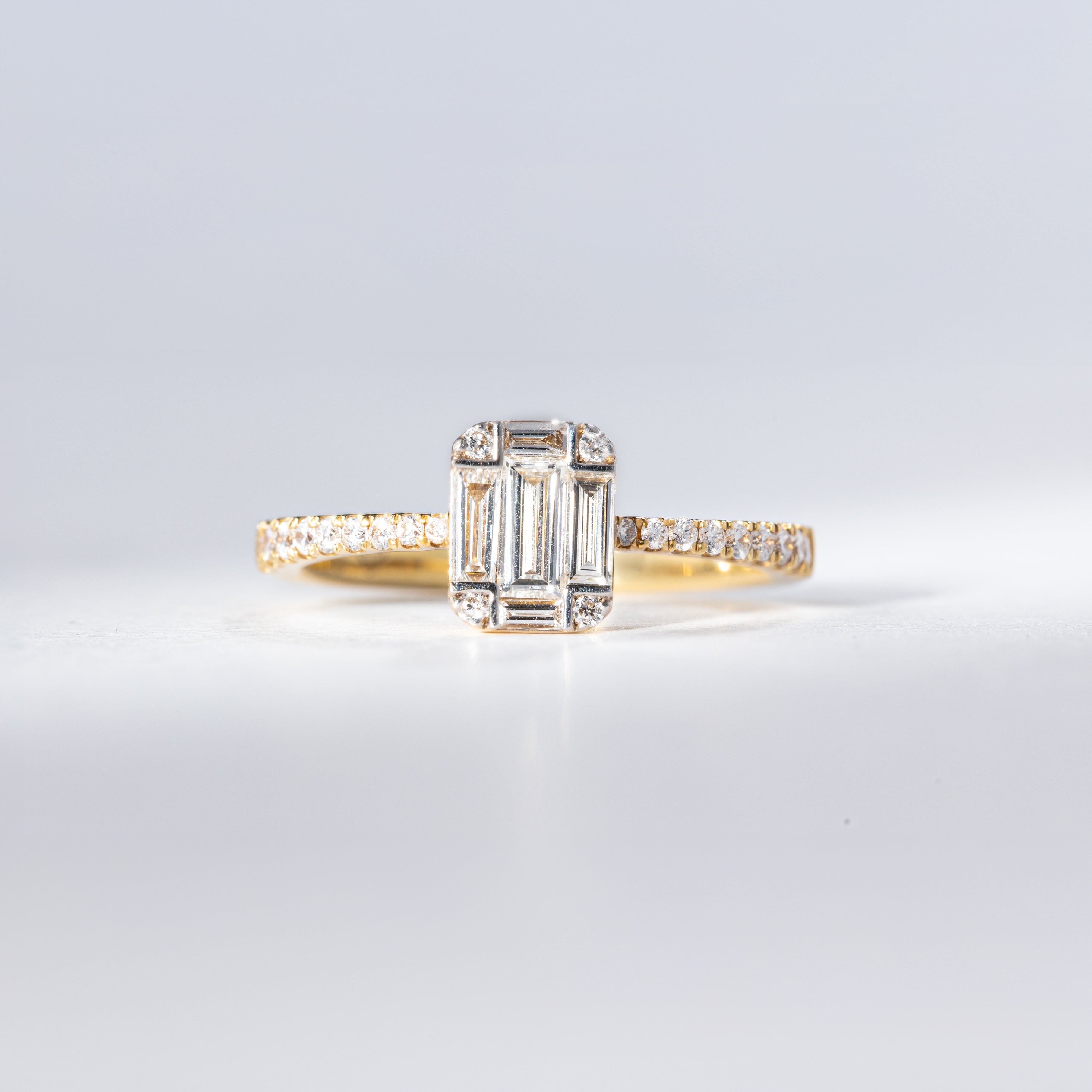Illusion-Ring mit Baguette- & Brillantenbesatz
