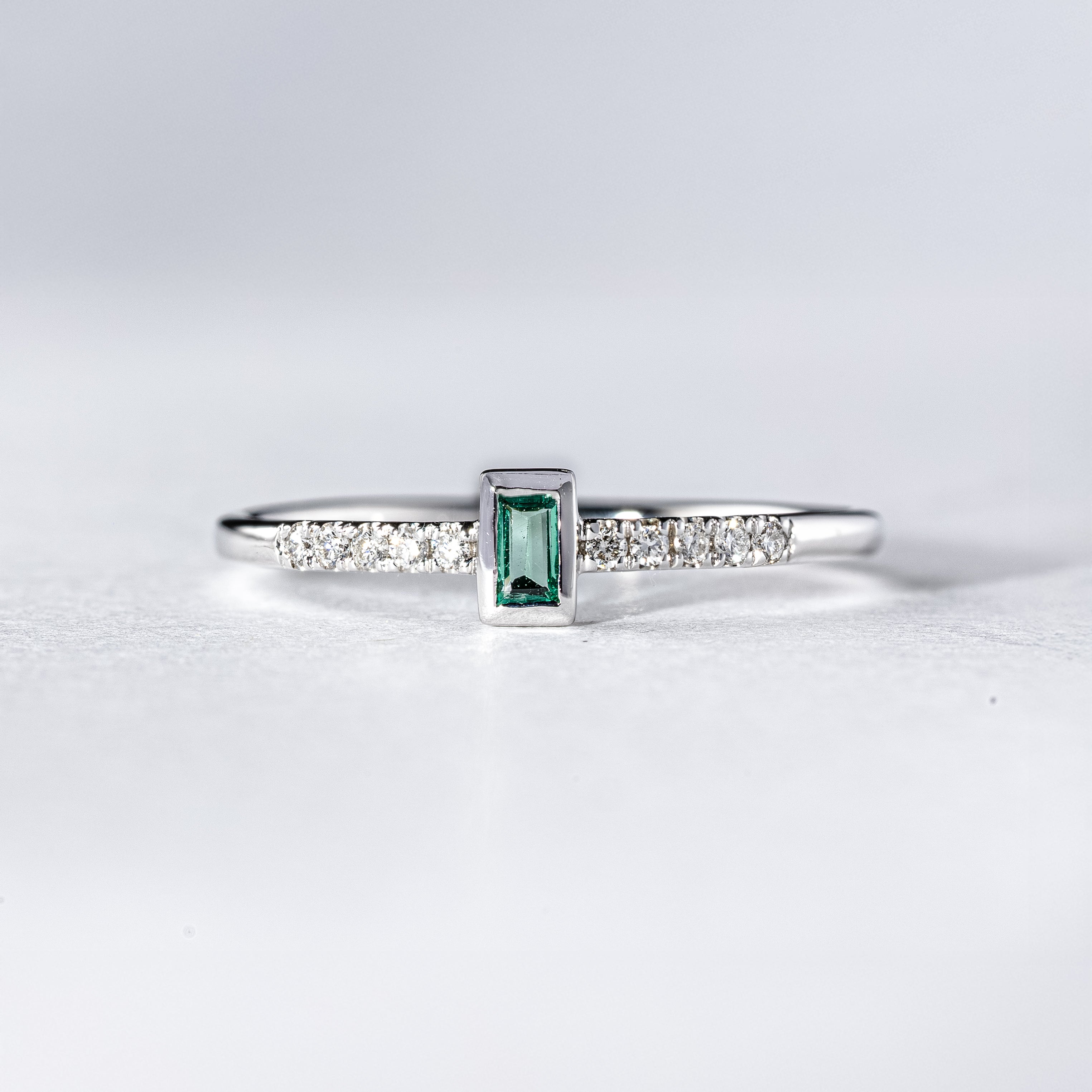 Ring Smaragd & Brillanten im Baguette-Design