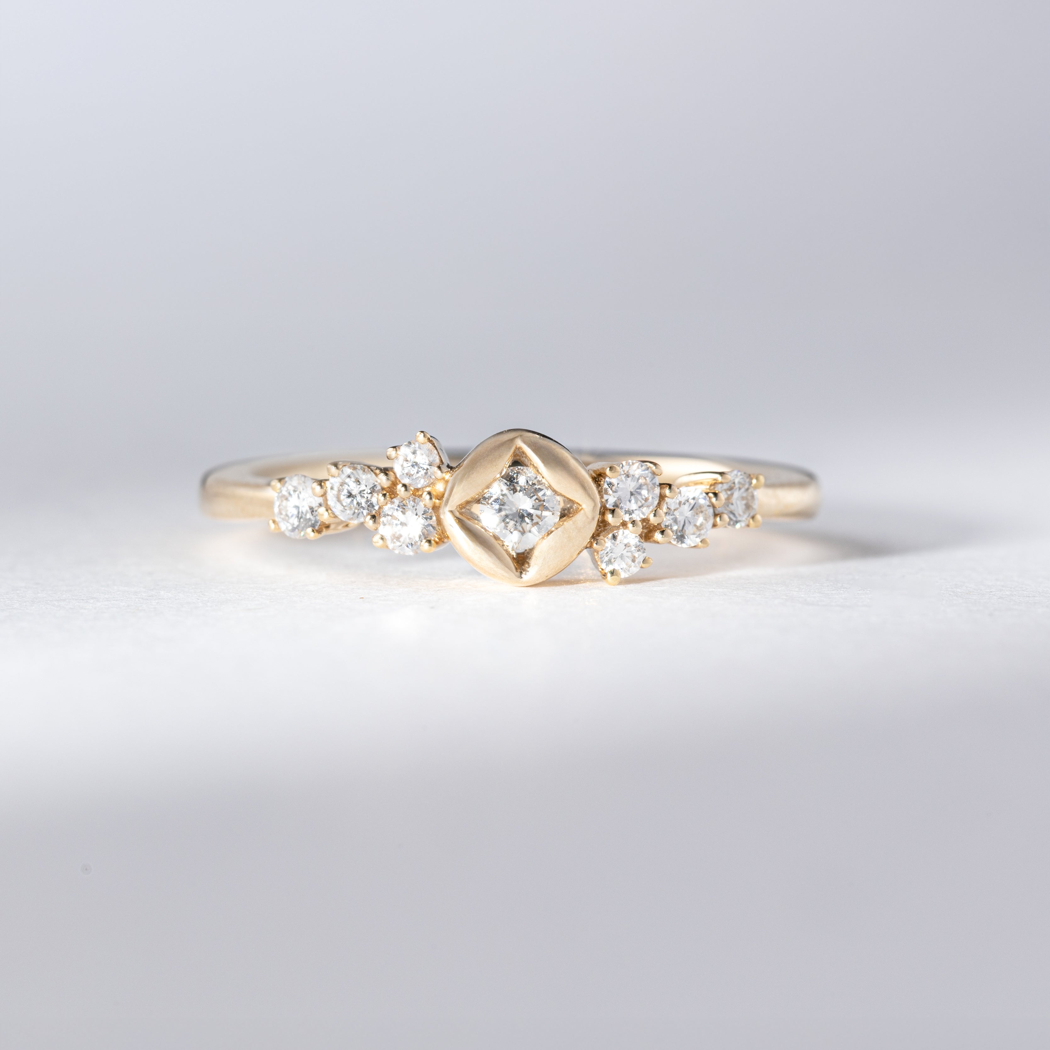 Ring mit besonderer Blumenfassung