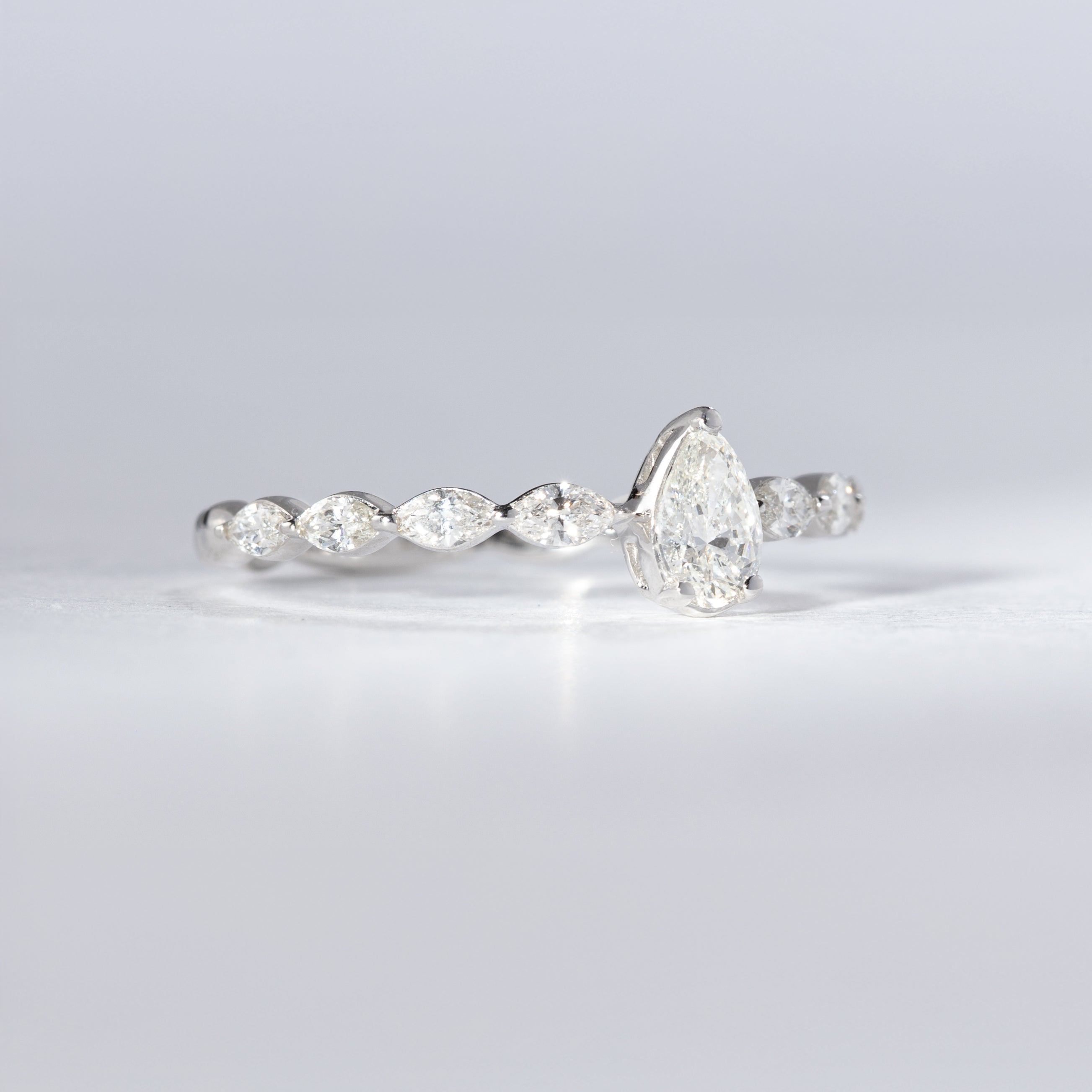 Diamantring mit Tropfen- & Navette-Diamanten
