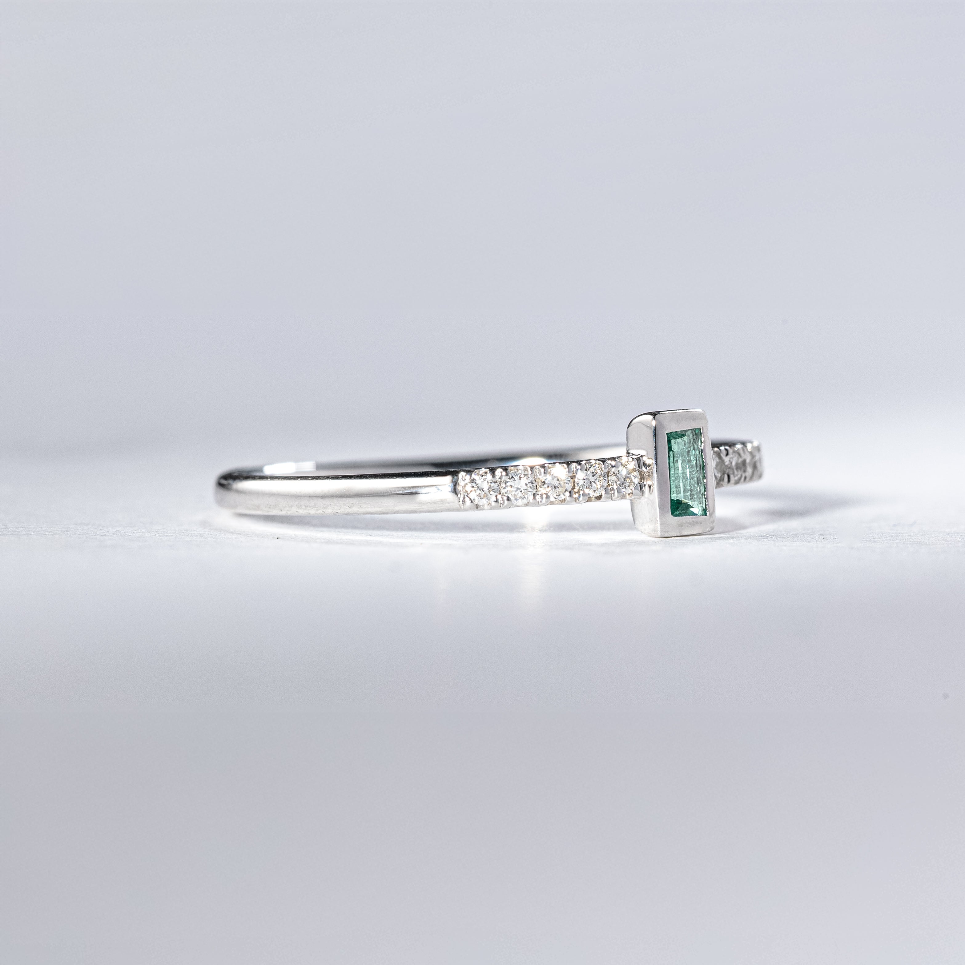 Ring Smaragd & Brillanten im Baguette-Design